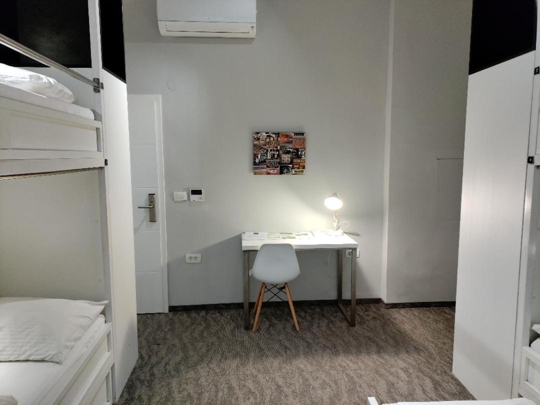 Private Five-Bed Room with Shared Bathroom  photo 1