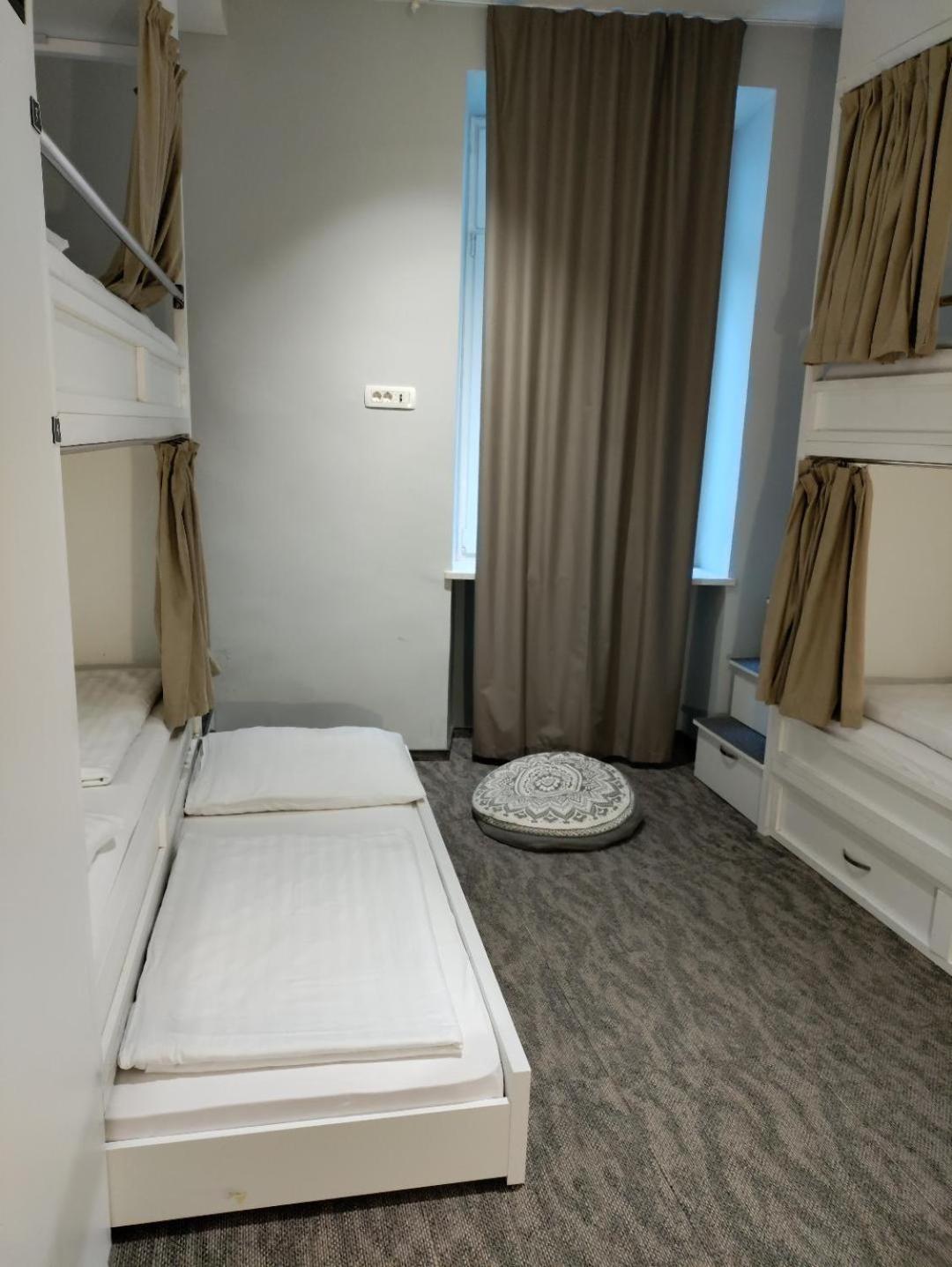 Private Five-Bed Room with Shared Bathroom  photo 3