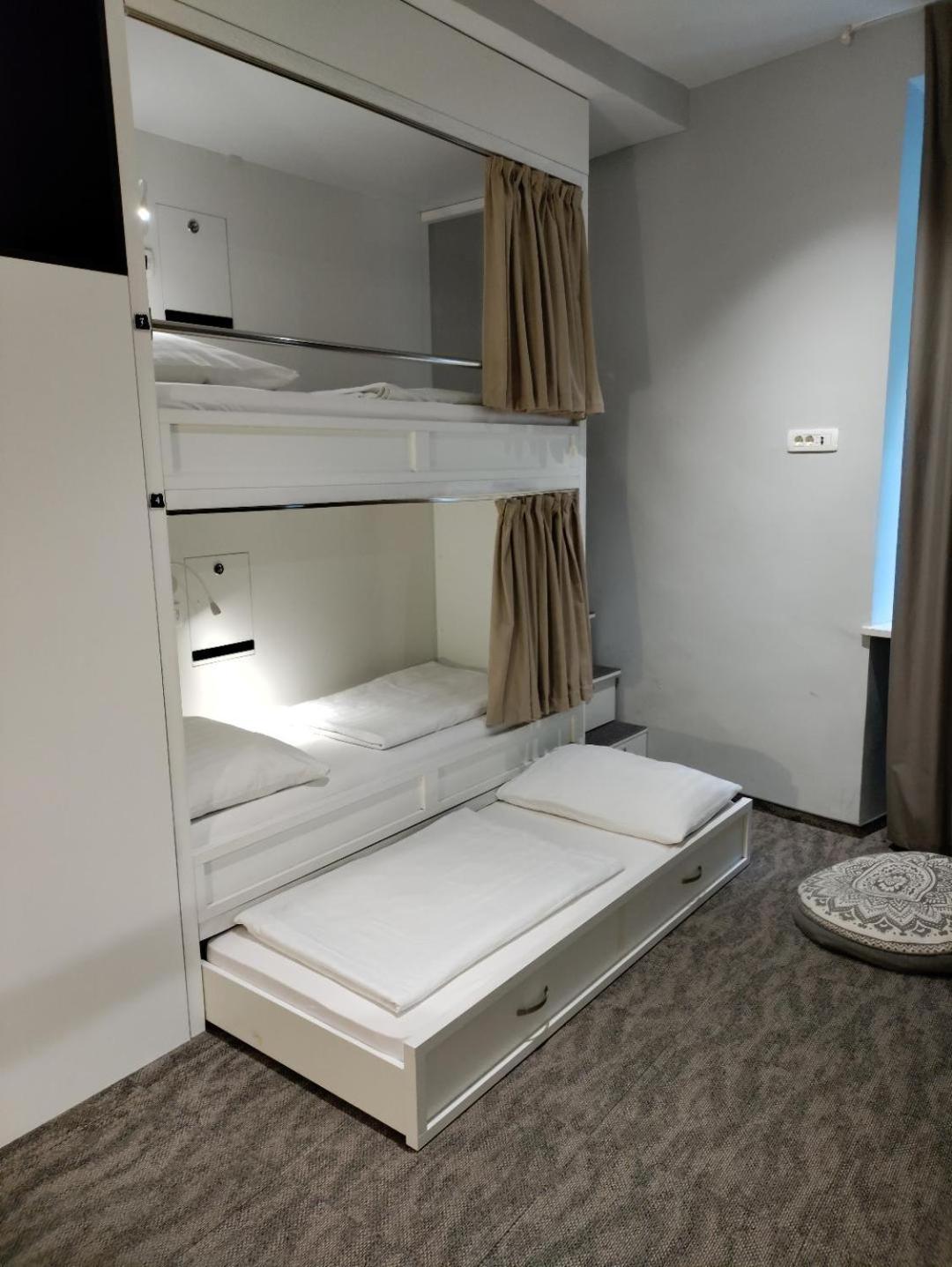 Private Five-Bed Room with Shared Bathroom  photo 2