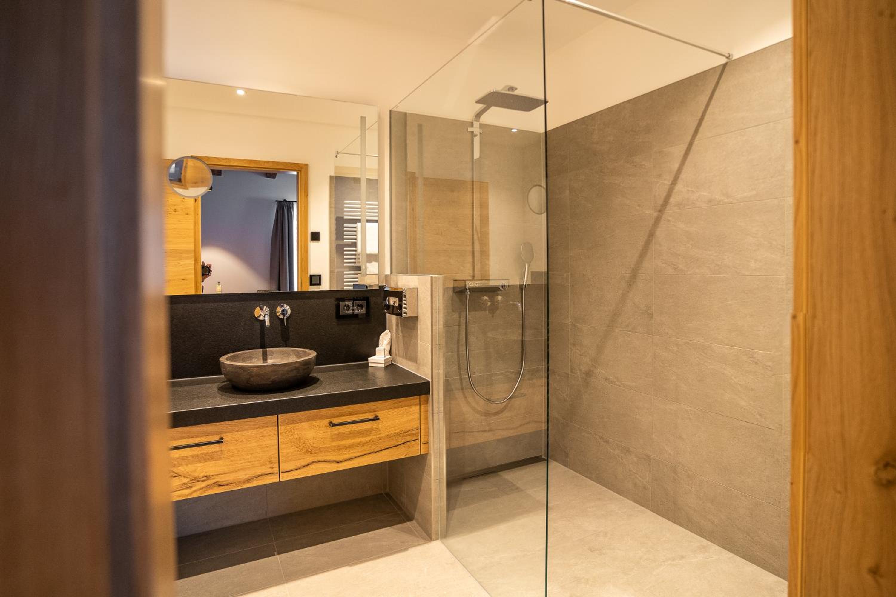 Suite - Photo 11
