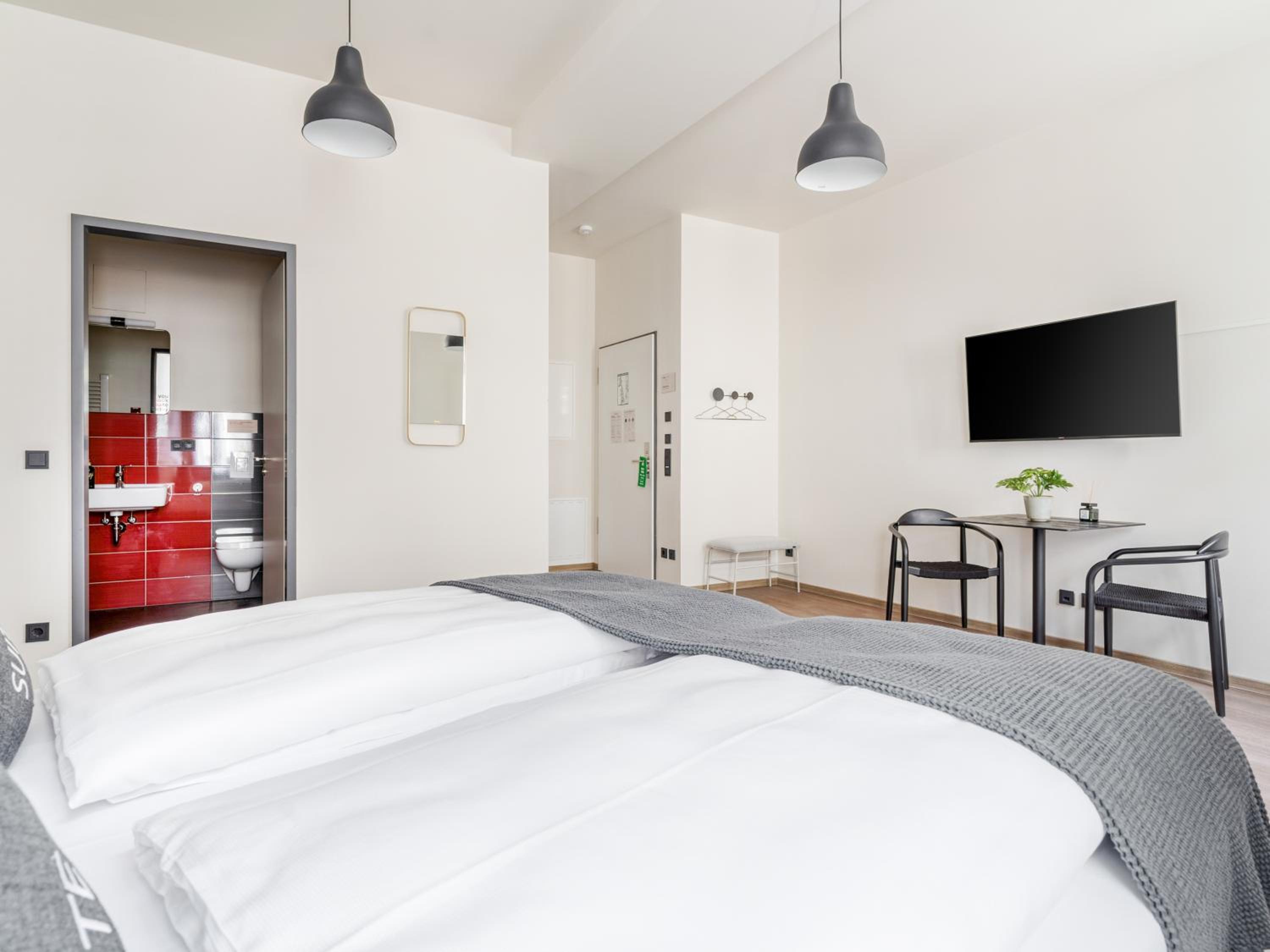 Suite L - Photo 13