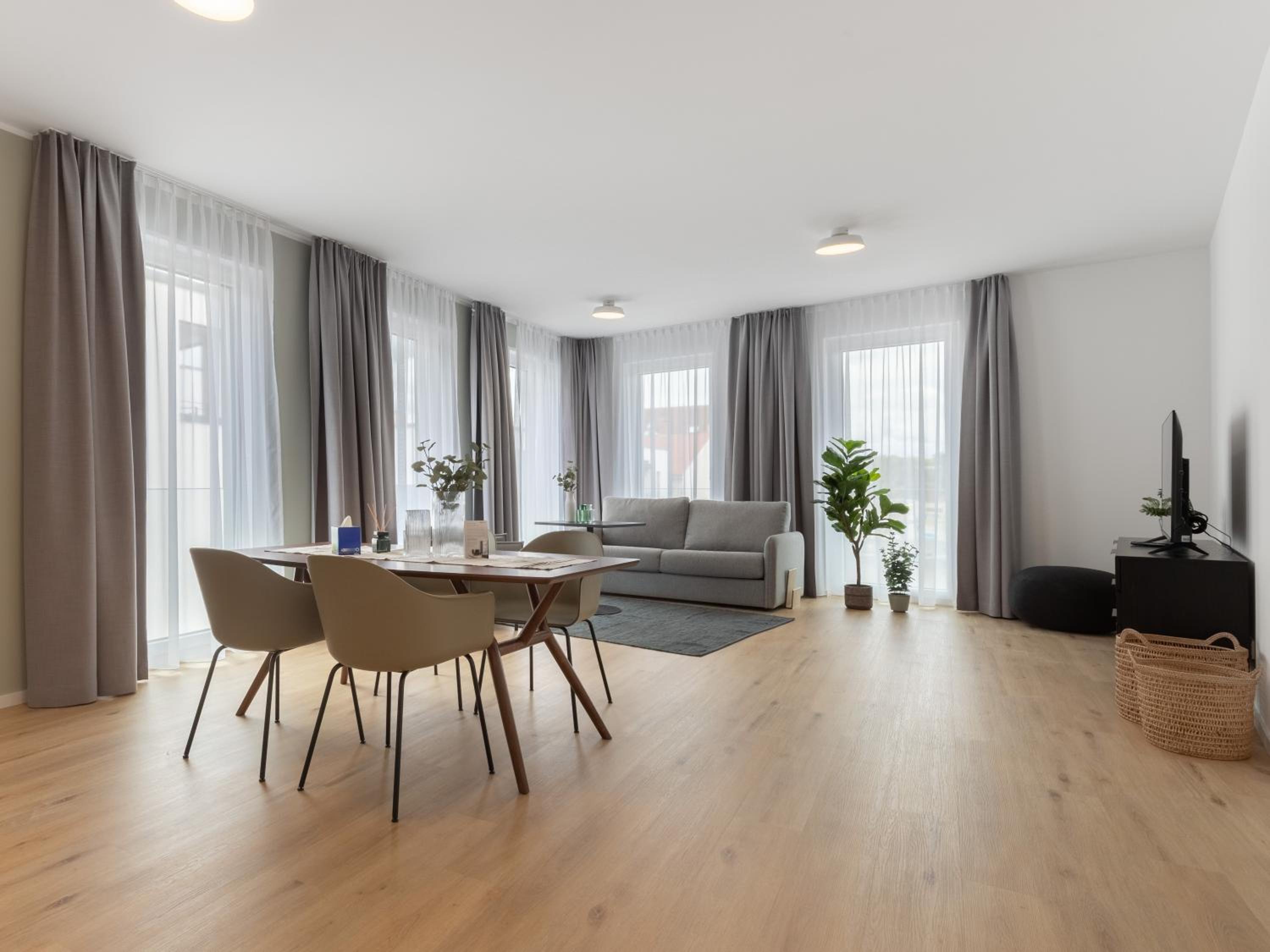 One-Bedroom Suite with Balcony photo 3