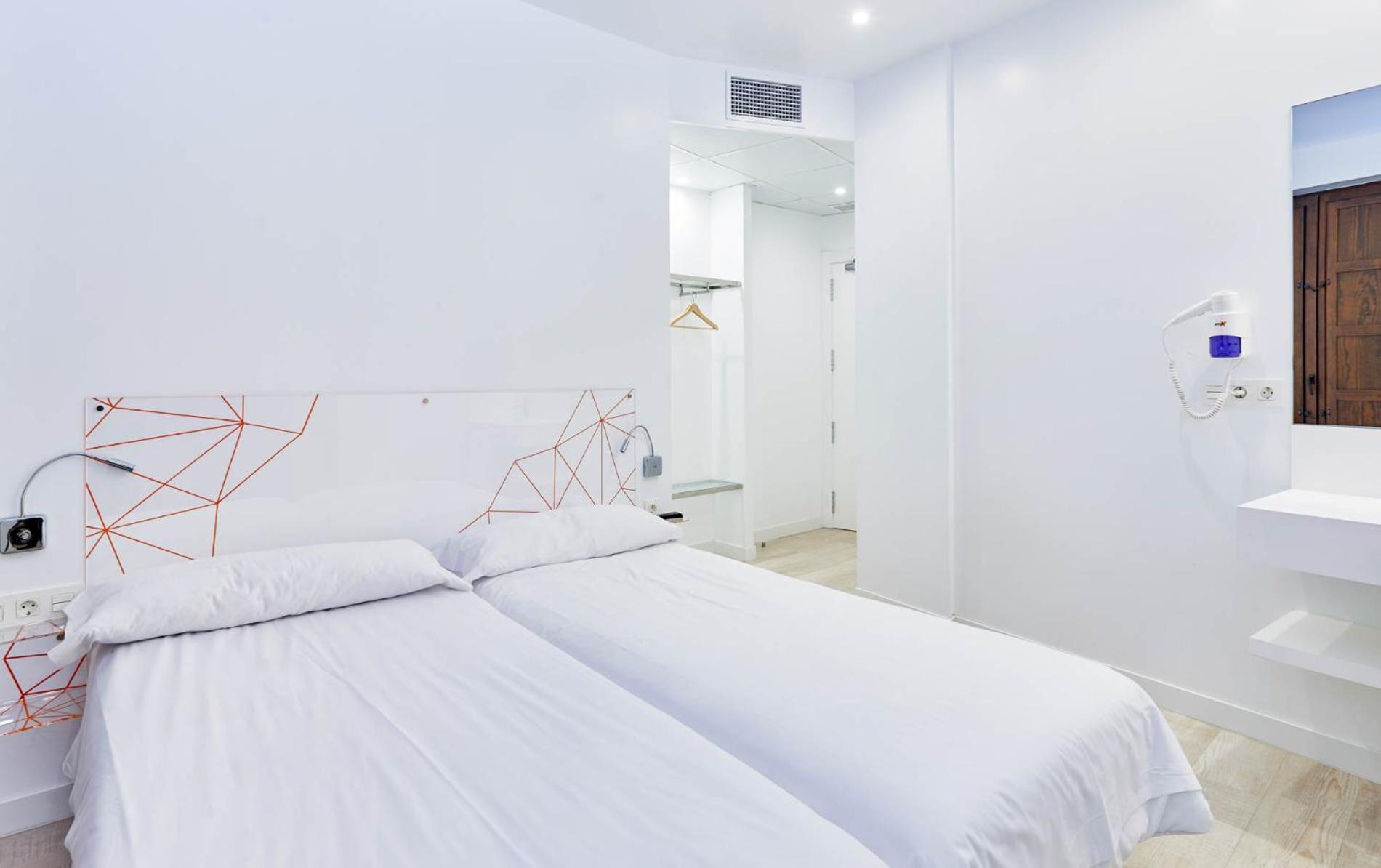 Deluxe Twin Room photo 2