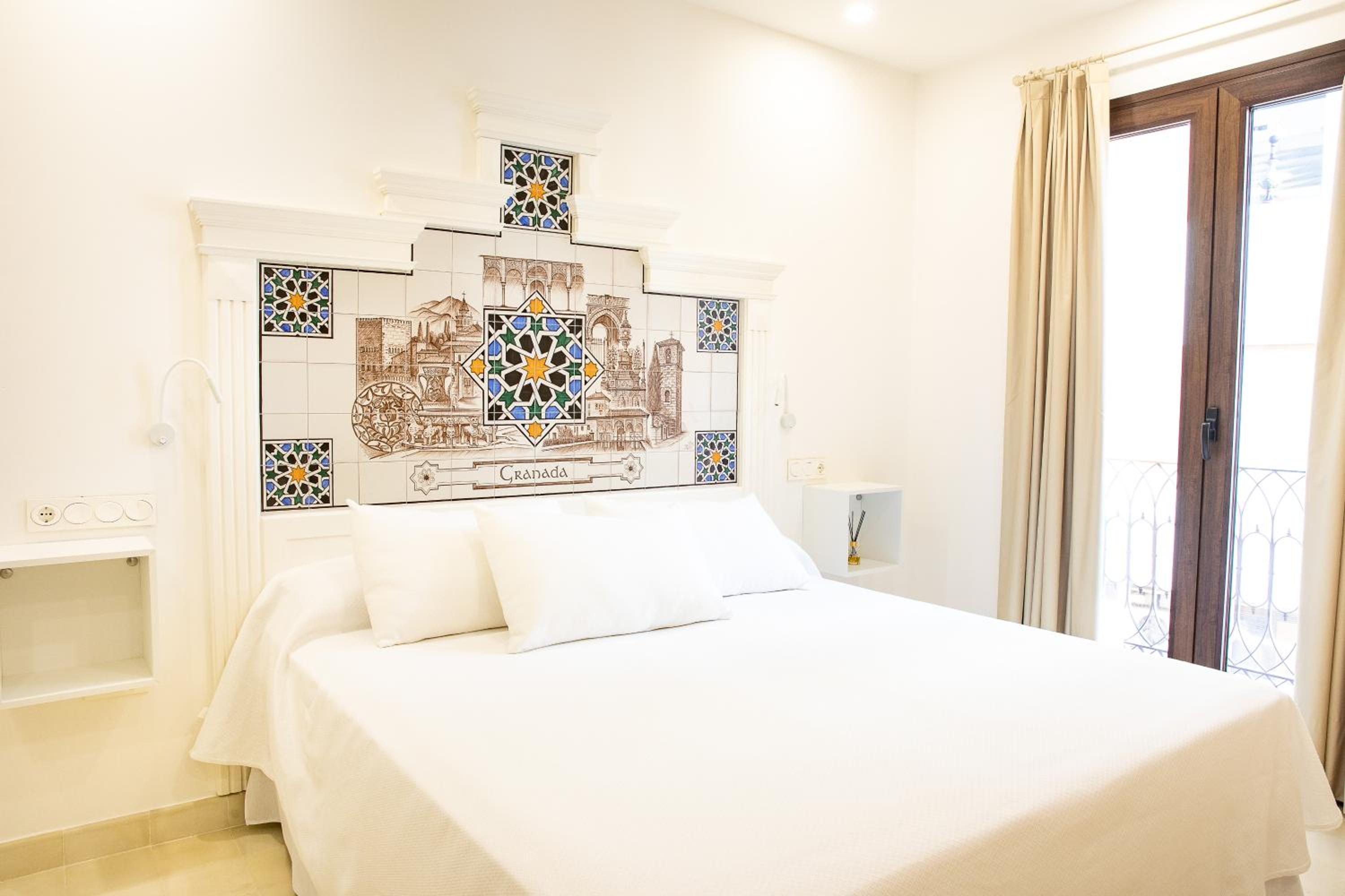 Triple Room with Balcony - Photo 17