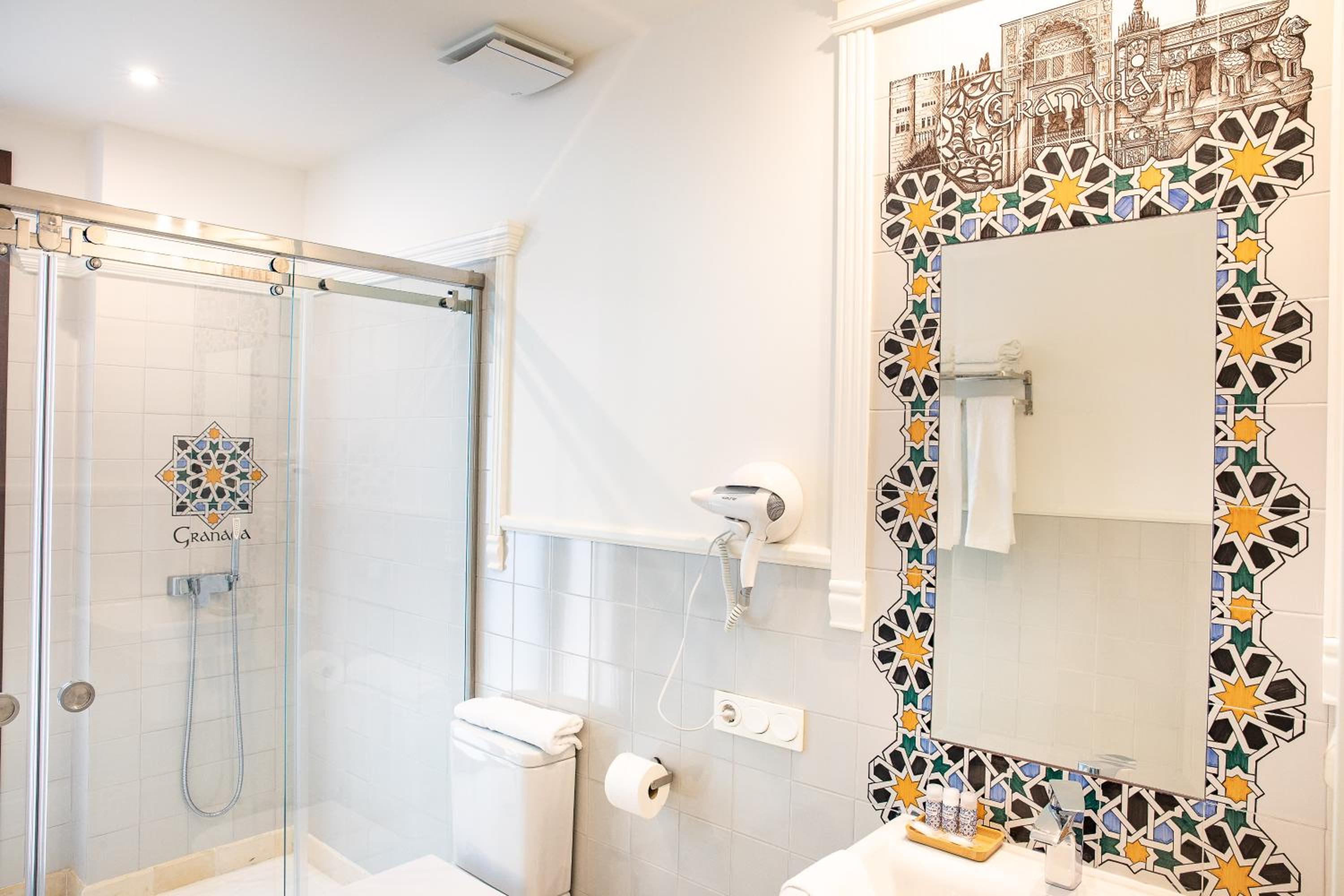 Triple Room with Balcony - Photo 16