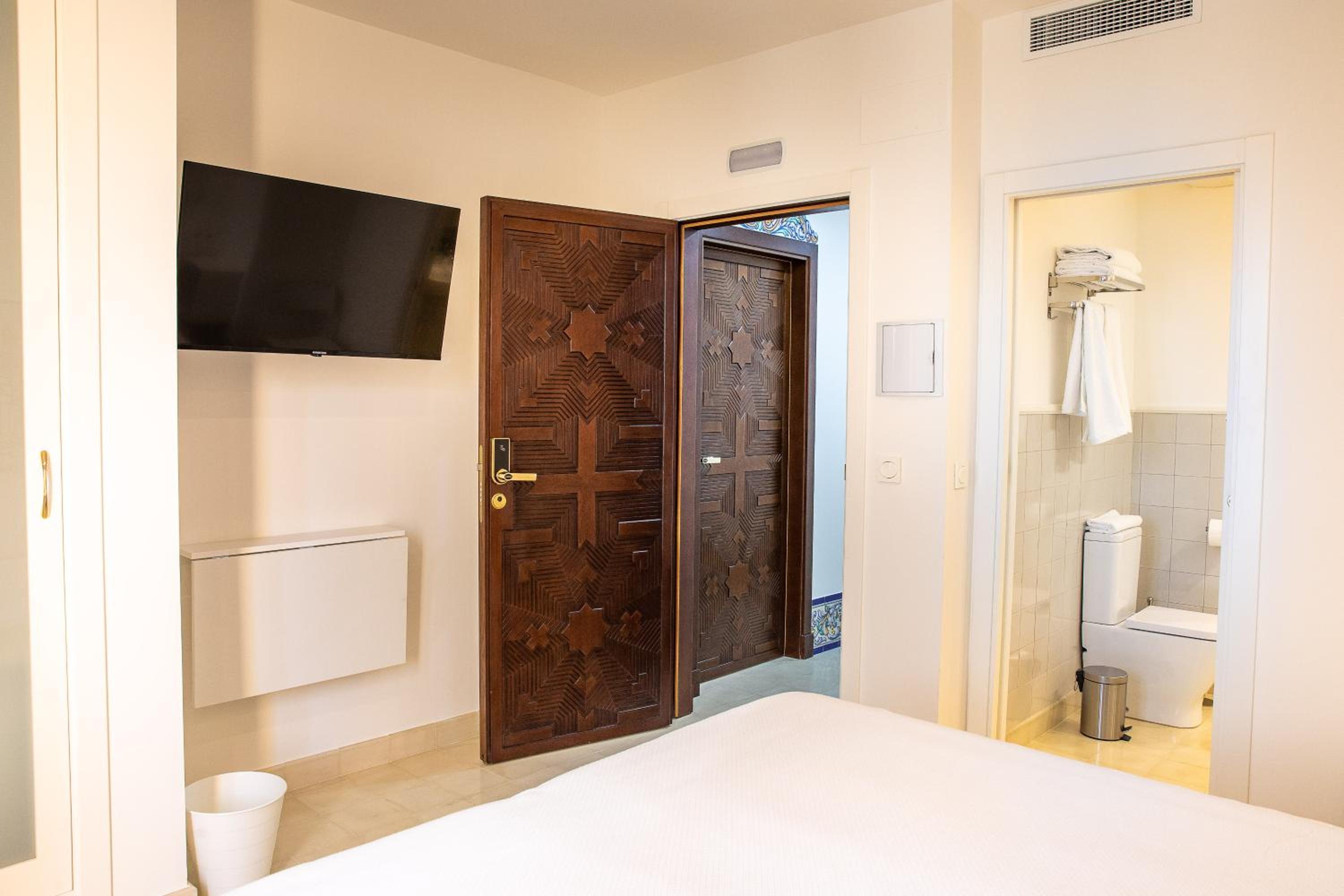 Double or Twin Room - Photo 20