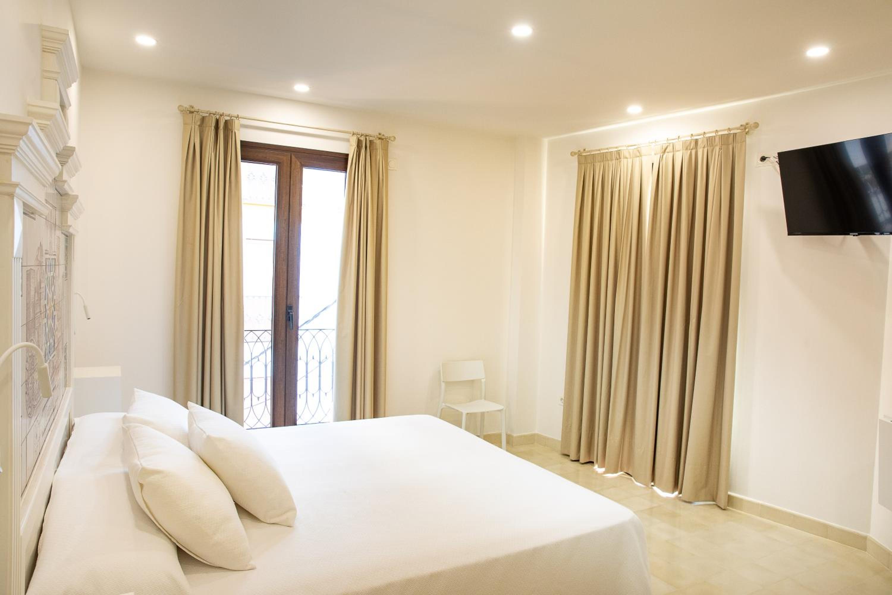 Triple Room with Balcony - Photo 9