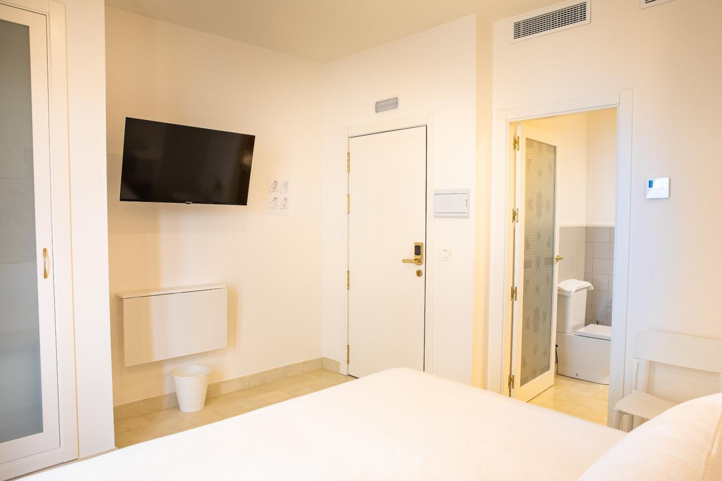 Double or Twin Room - Photo 3