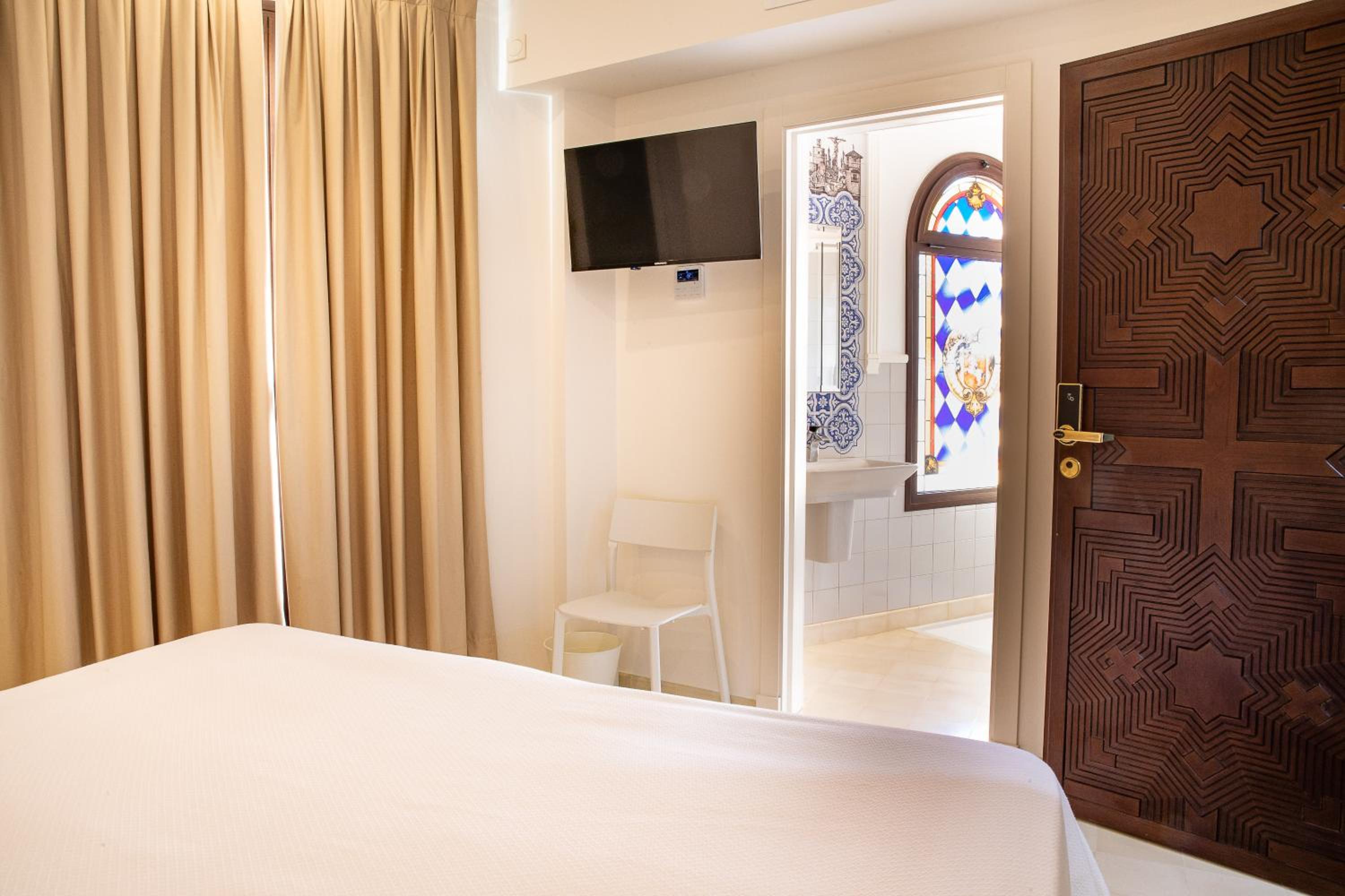 Double or Twin Room - Photo 13
