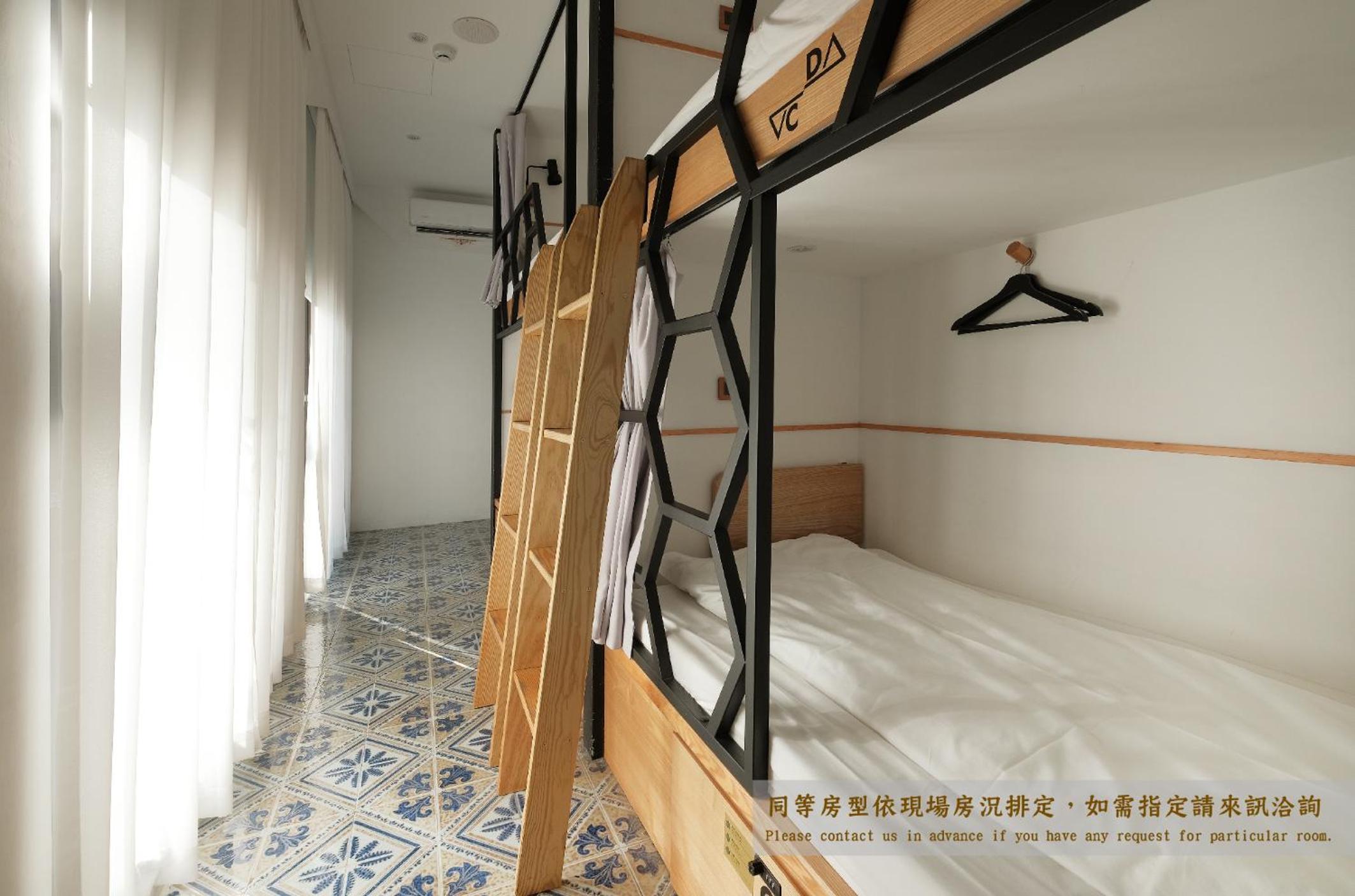 Bed in 4-Bed Male Dormitory Room photo 1