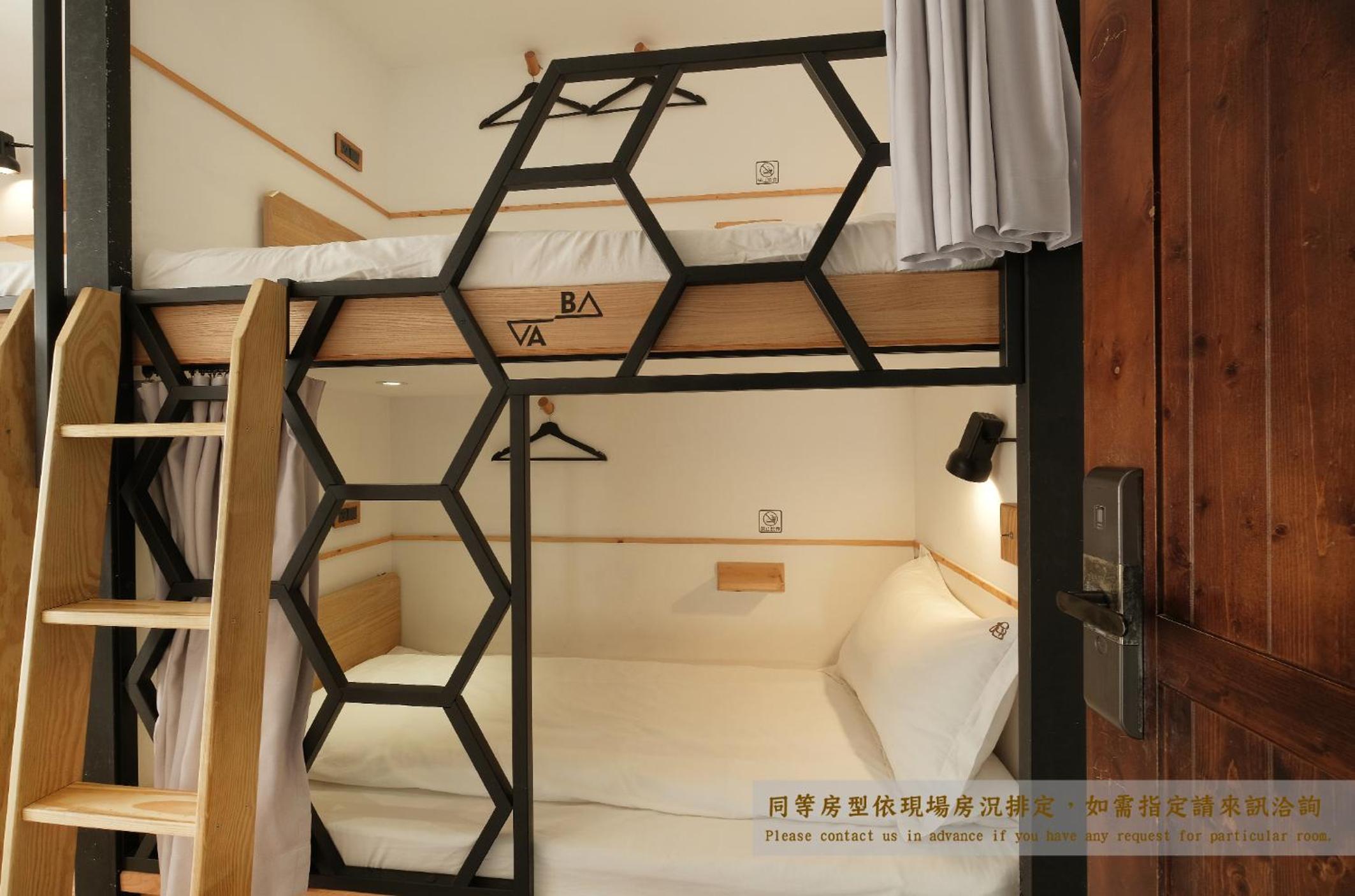 Bed in 4-Bed Male Dormitory Room photo 3