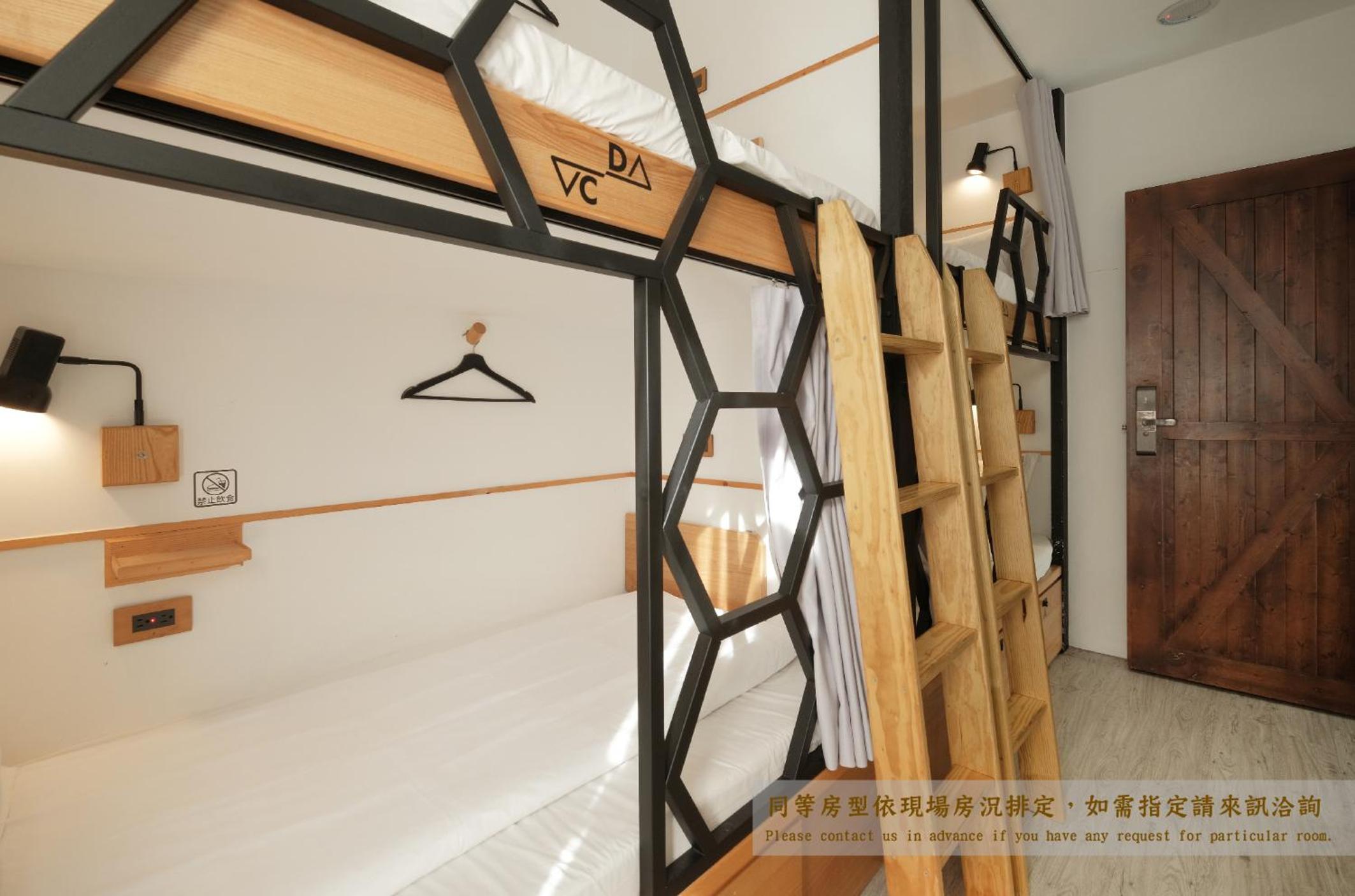 Bed in 4-Bed Male Dormitory Room photo 2
