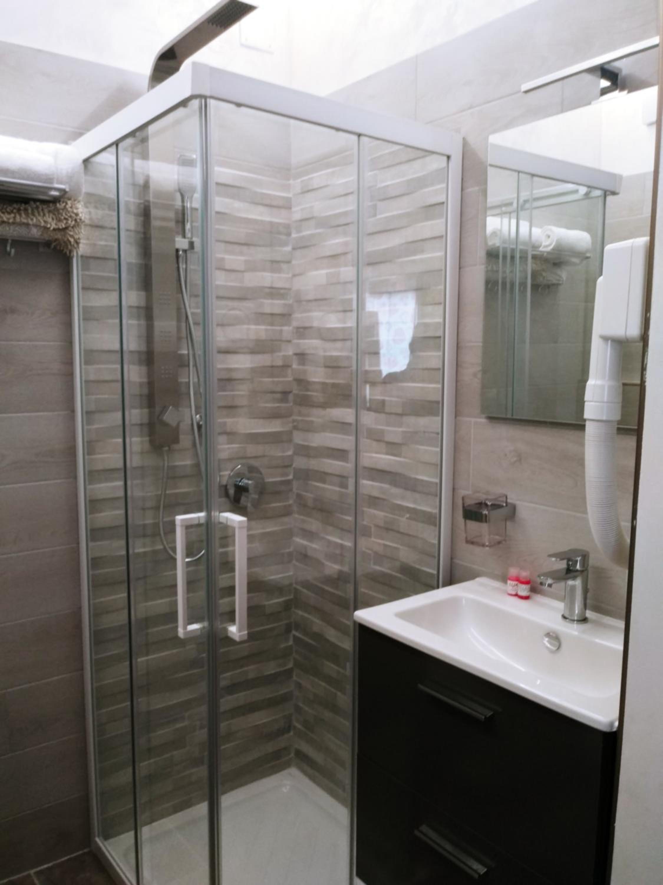 Standard Twin Room - Photo 7