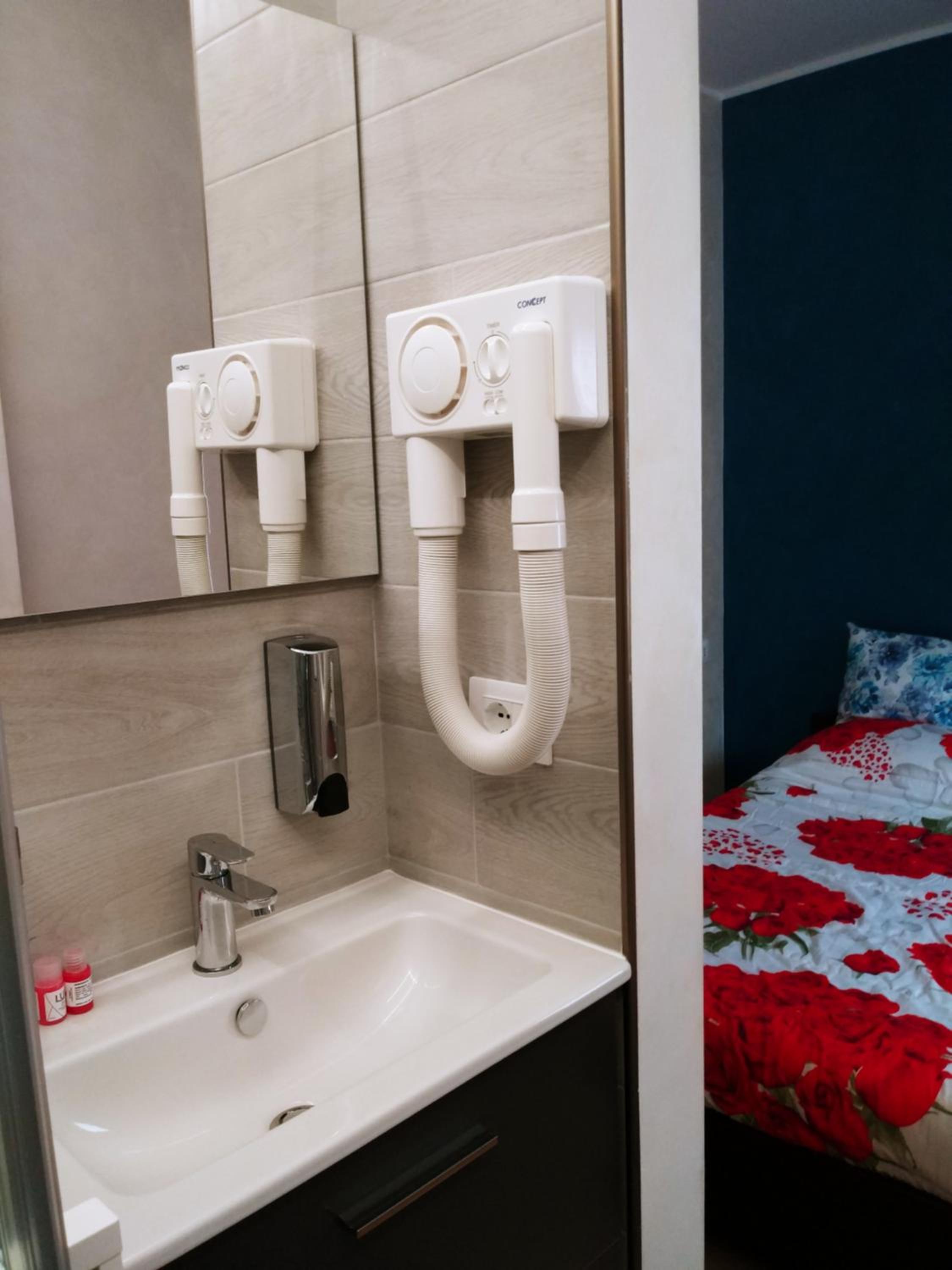 Standard Twin Room - Photo 11