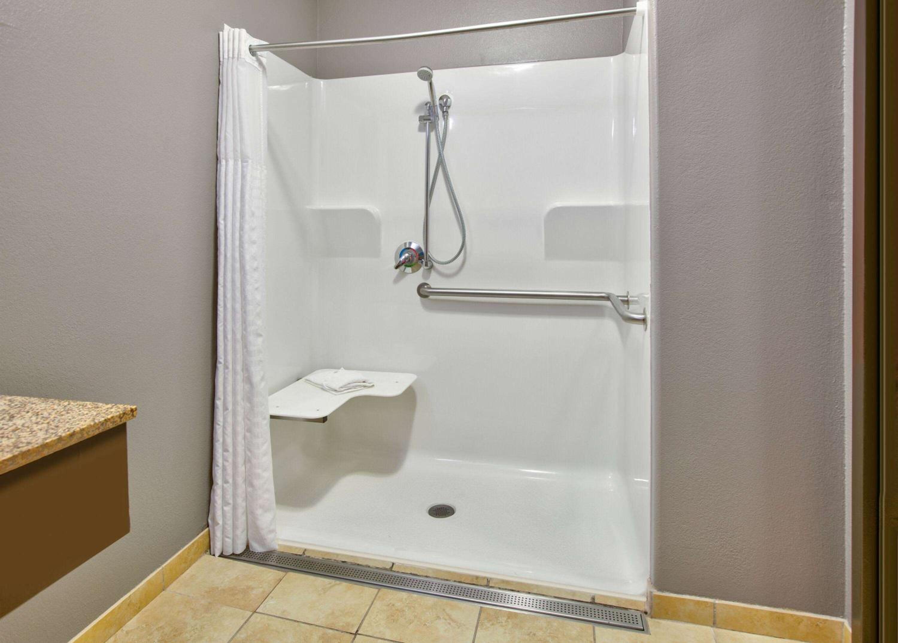 Deluxe King Room with Mobility/Hearing Impaired Access - Non-Smoking - Photo 1