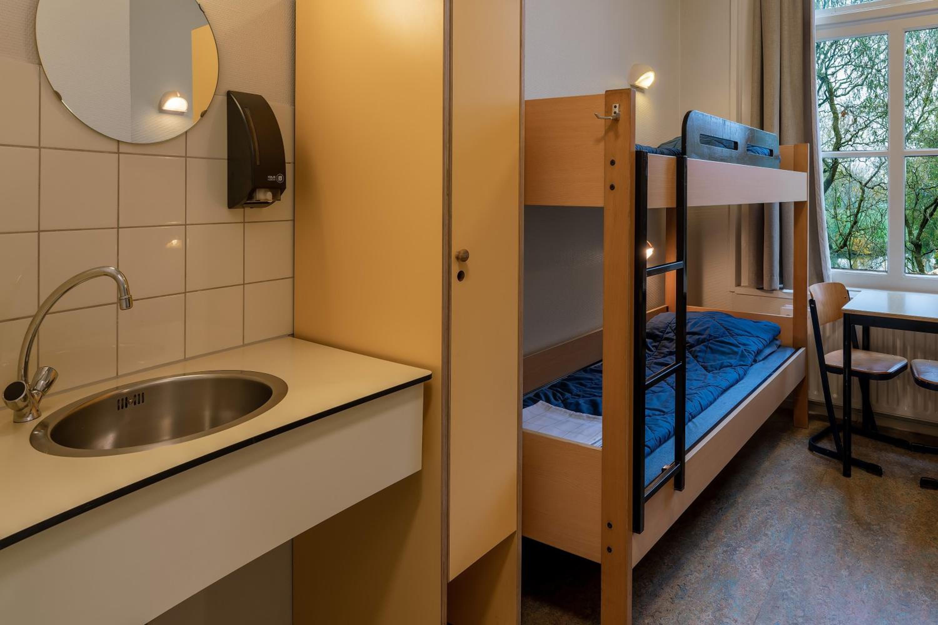 Budget Twin with Bunk Beds and Private Bathroom with Shower photo 1