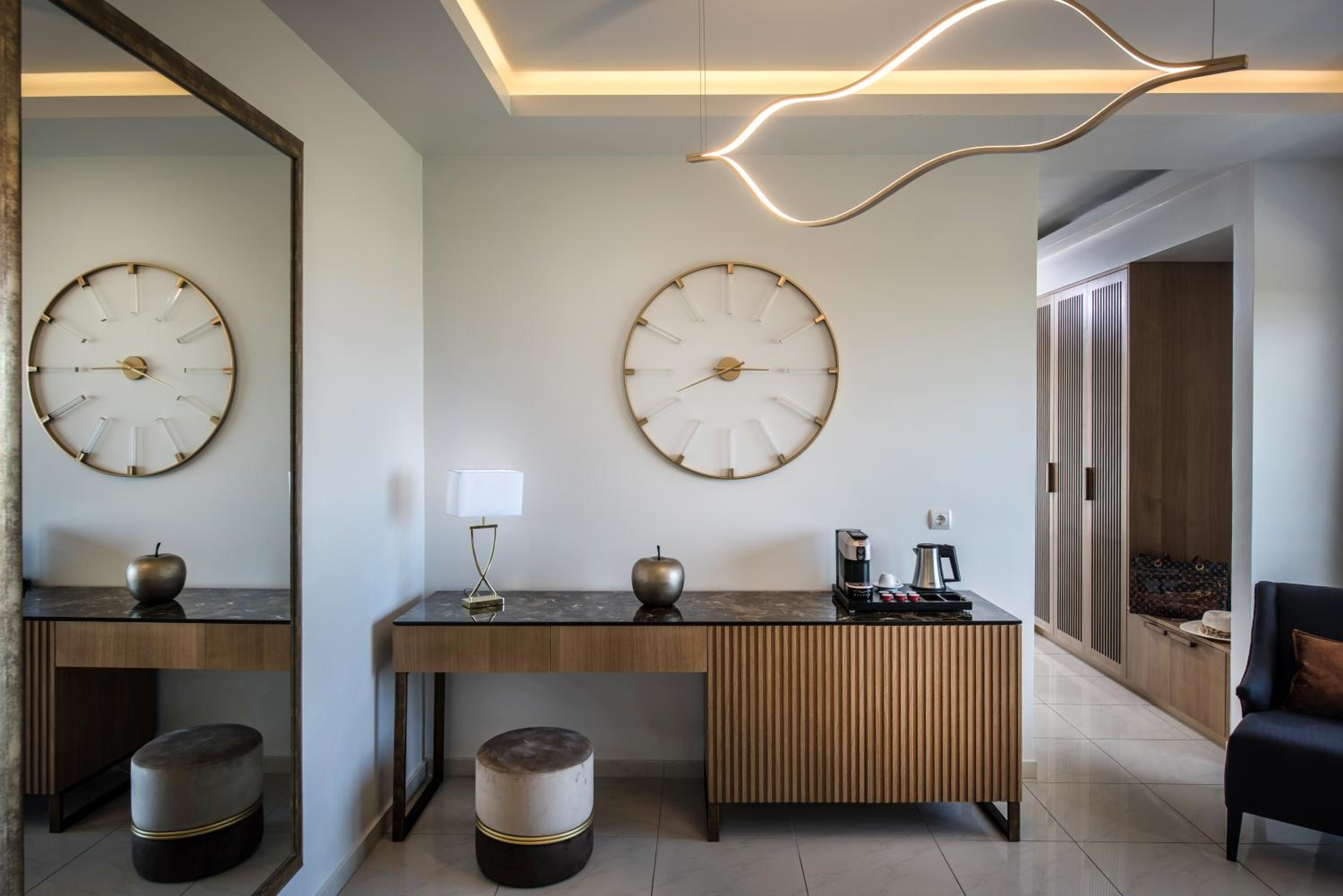 Executive Suite - Photo 14