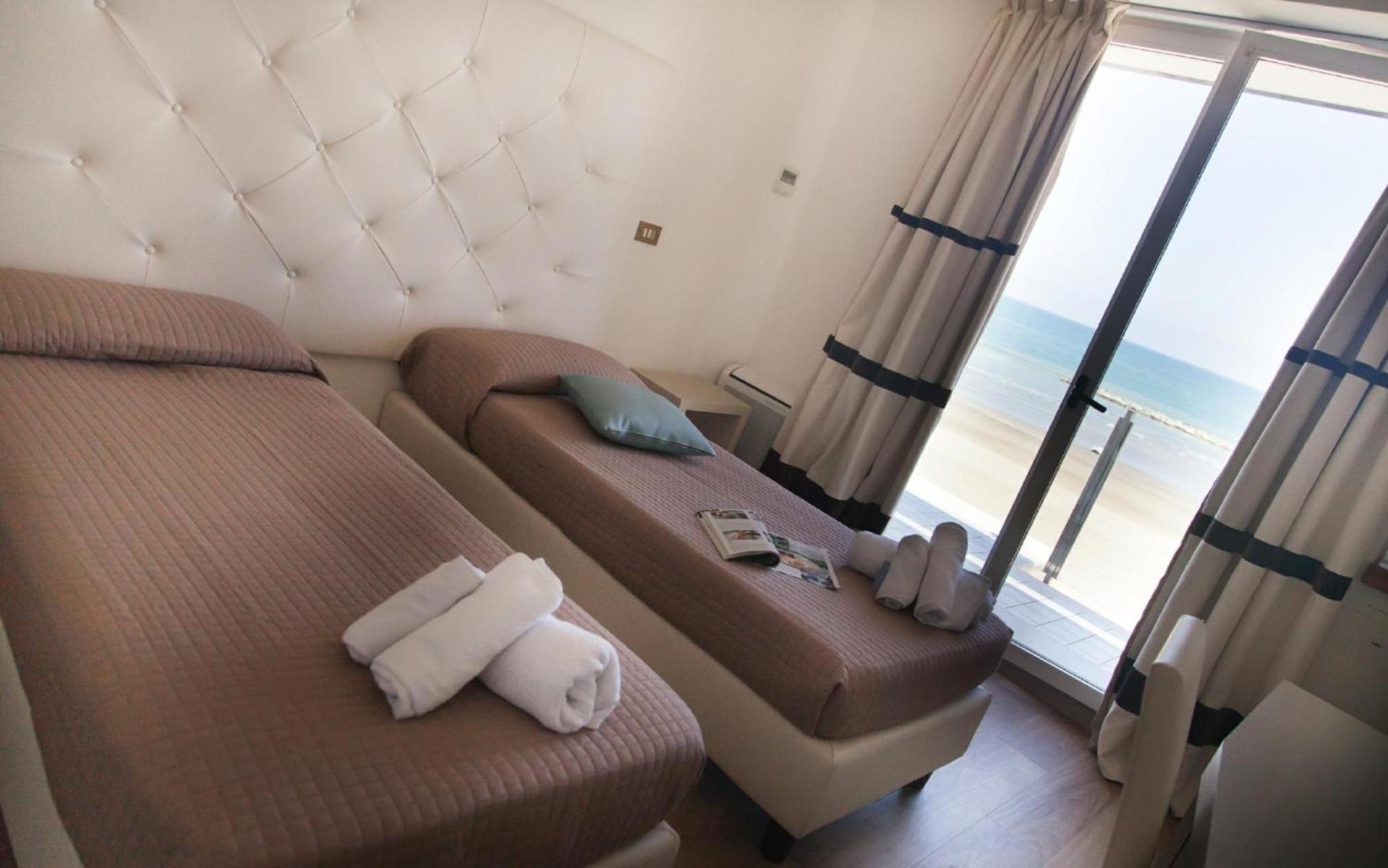 Double or Twin Room with Sea View - Photo 9