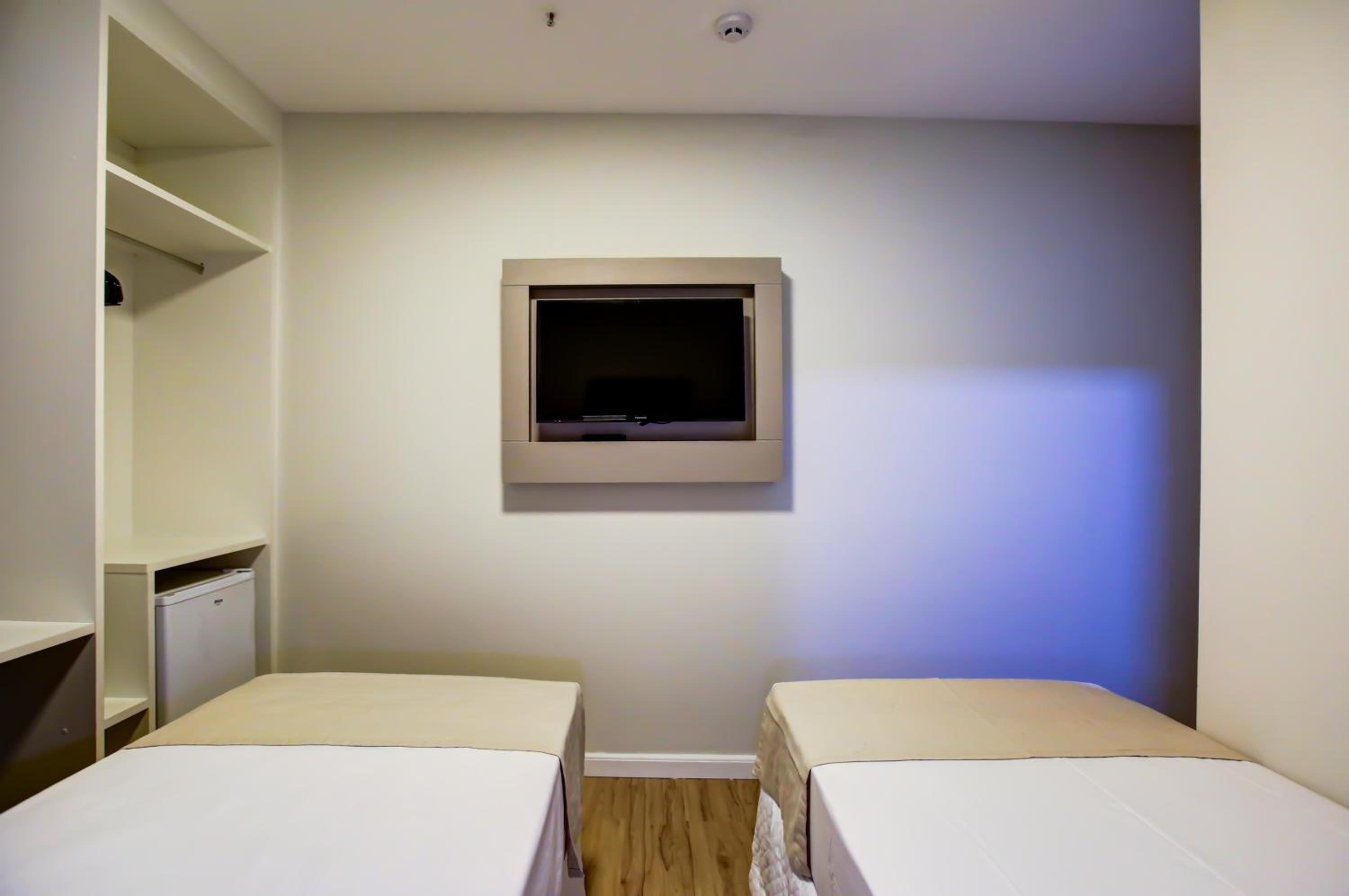 Standard Twin Room - Photo 4