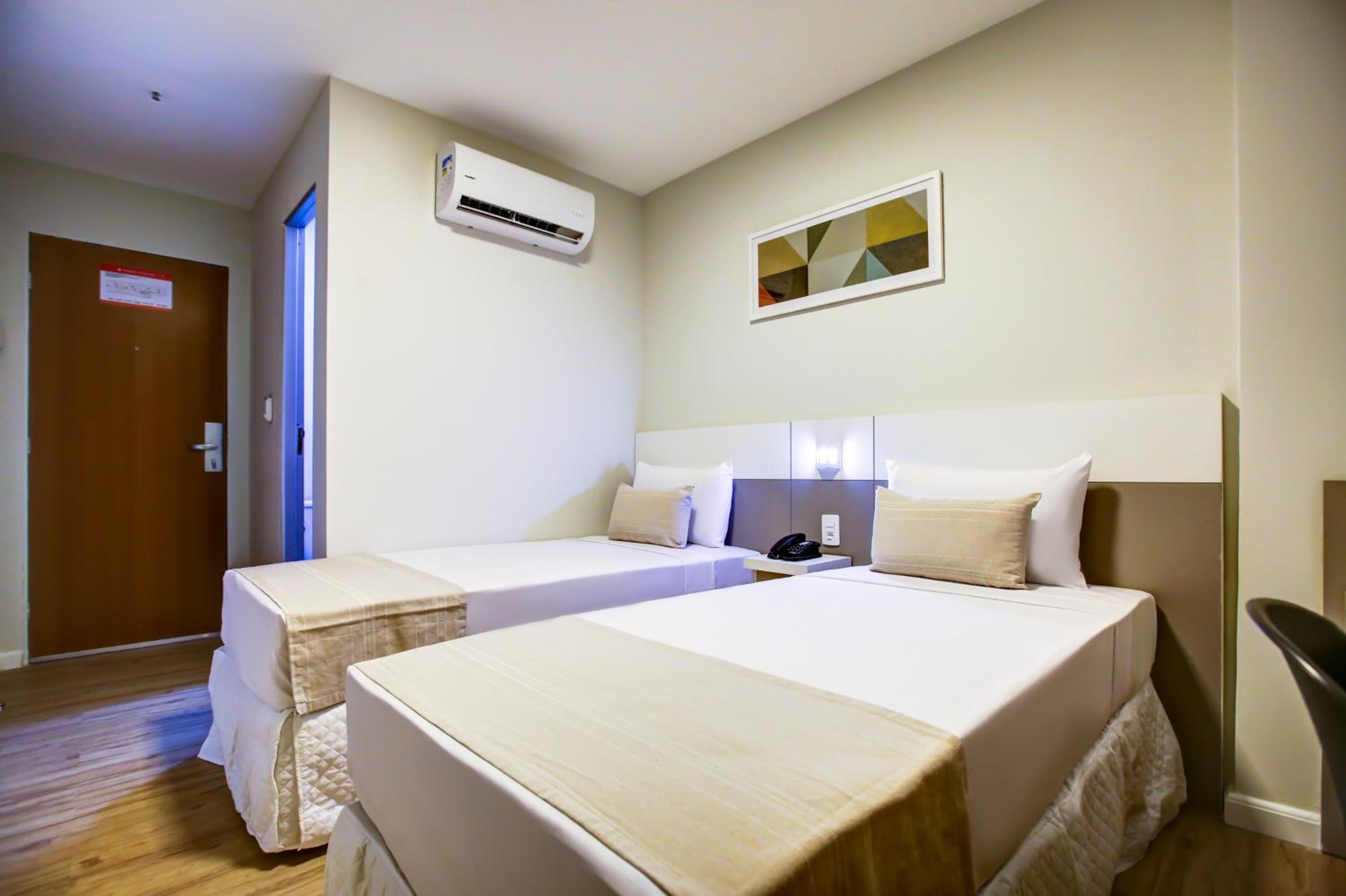 Standard Twin Room - Photo 6