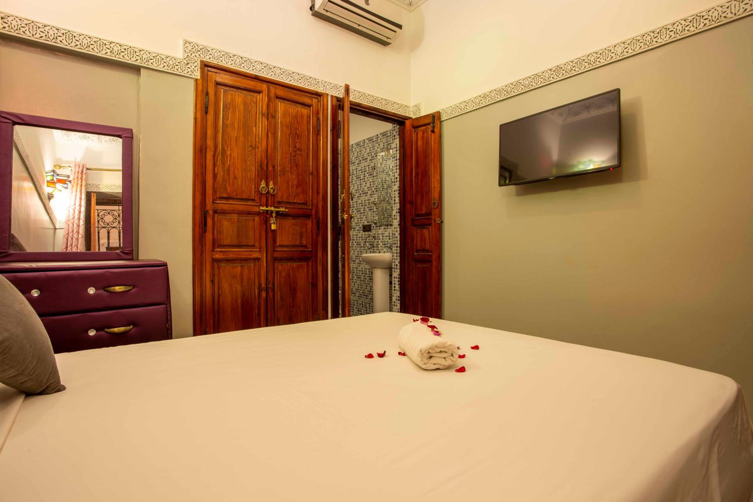 Standard Twin Room - Photo 3