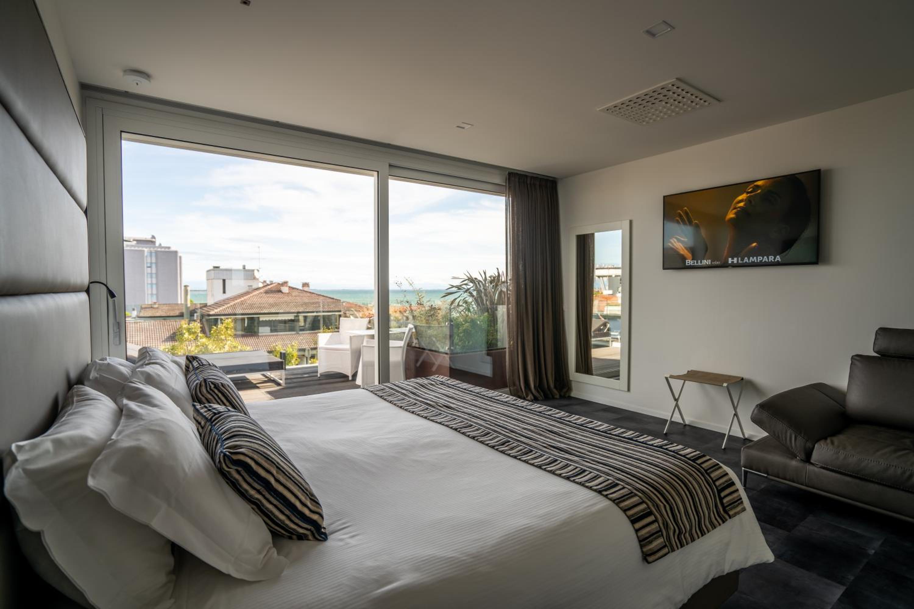 Deluxe Suite with Beach Access