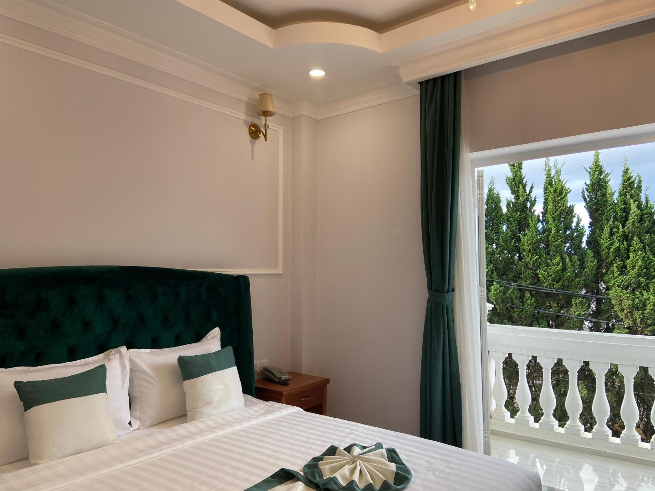 Double Room with Lake View - Photo 10