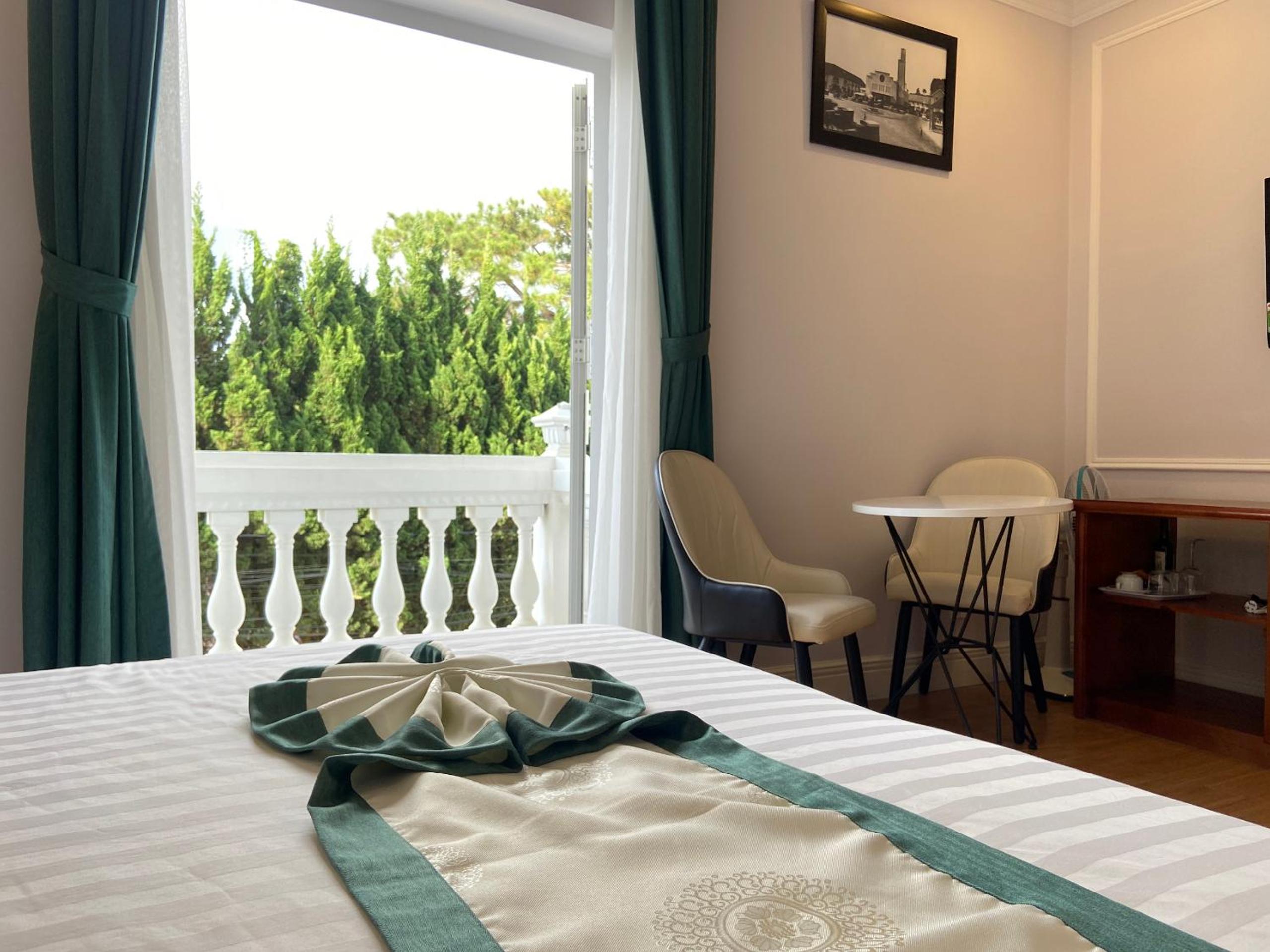 Double Room with Lake View - Photo 3