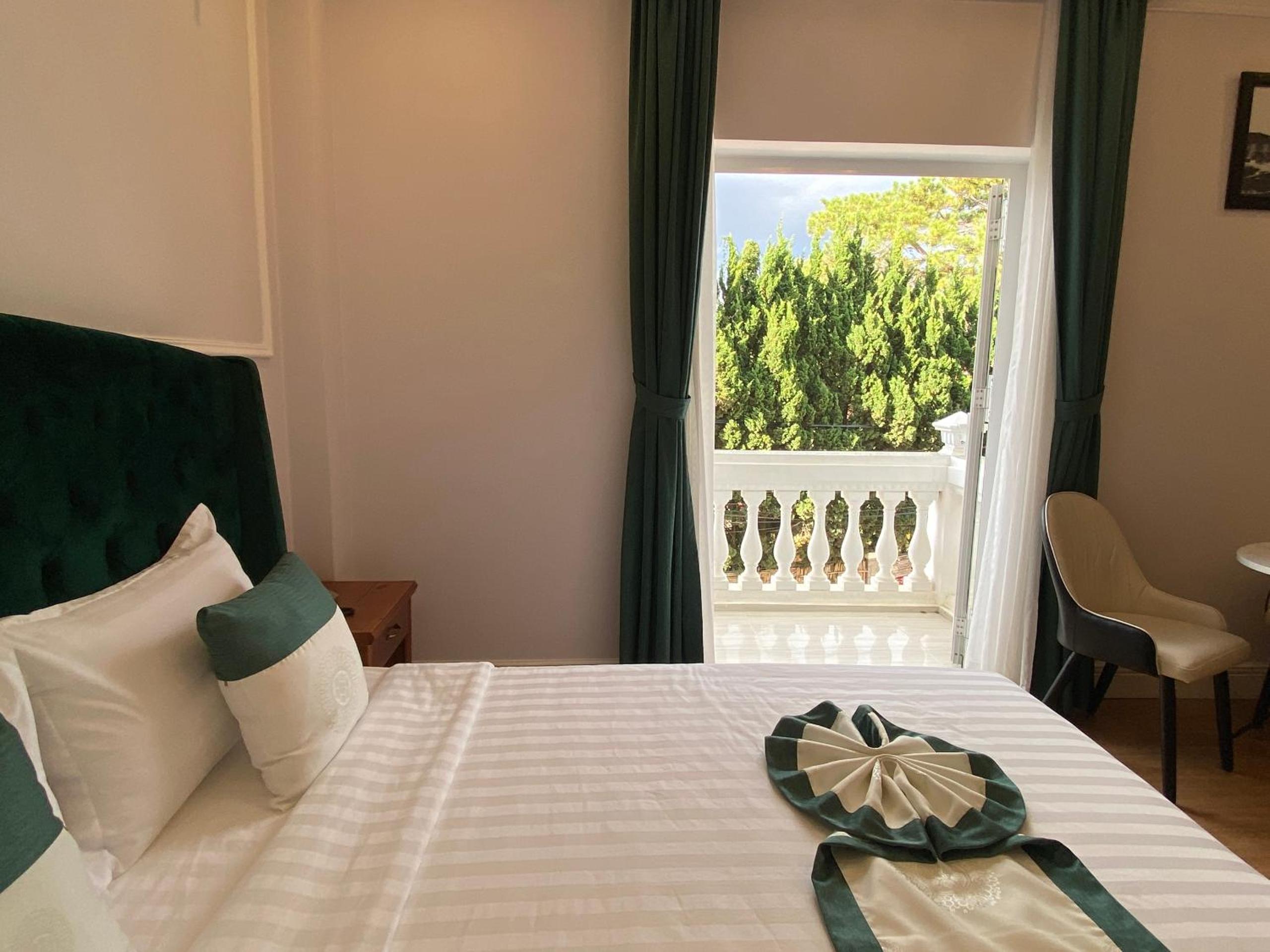 Double Room with Lake View - Photo 11