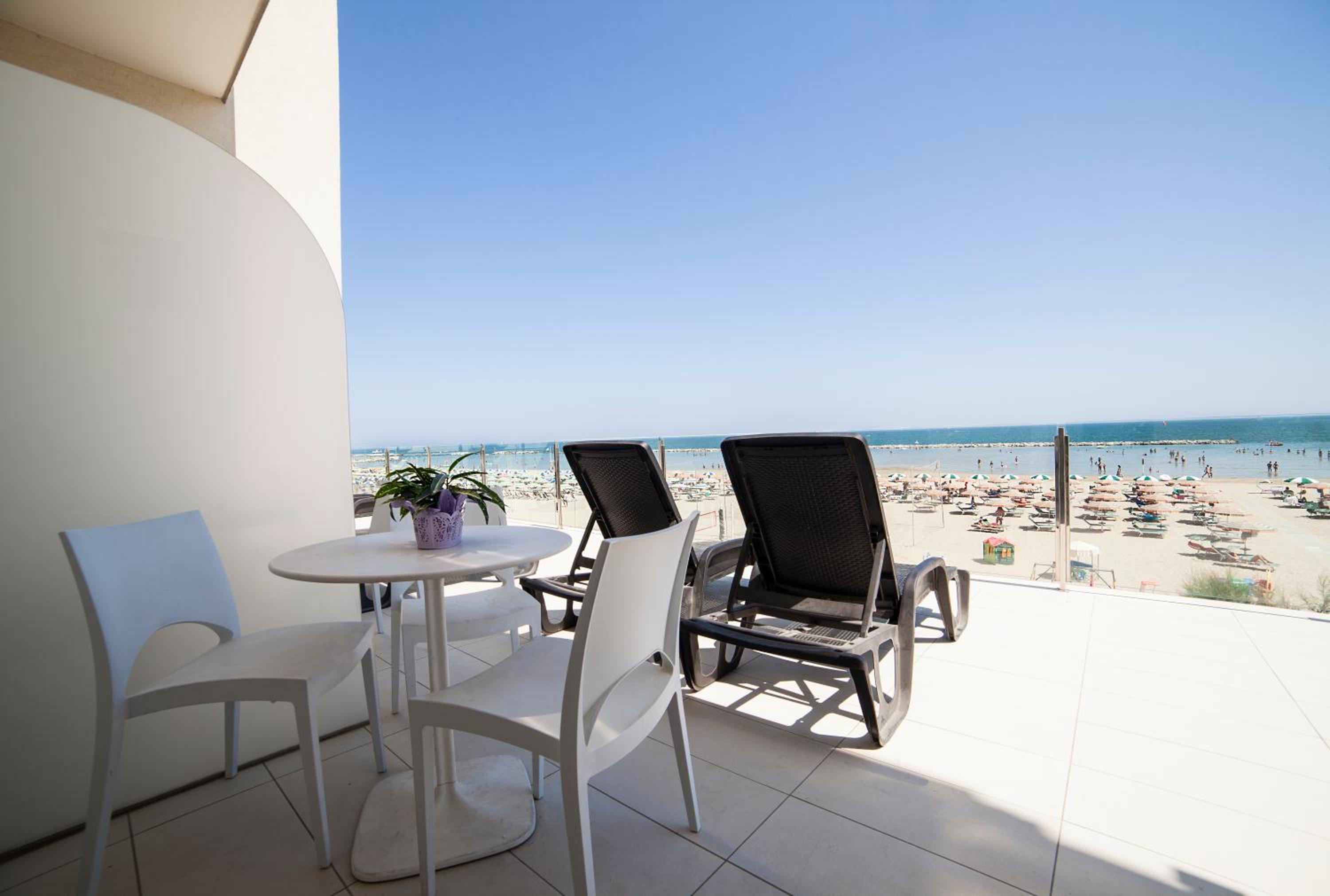 Quadruple Room with Sea View - Photo 12
