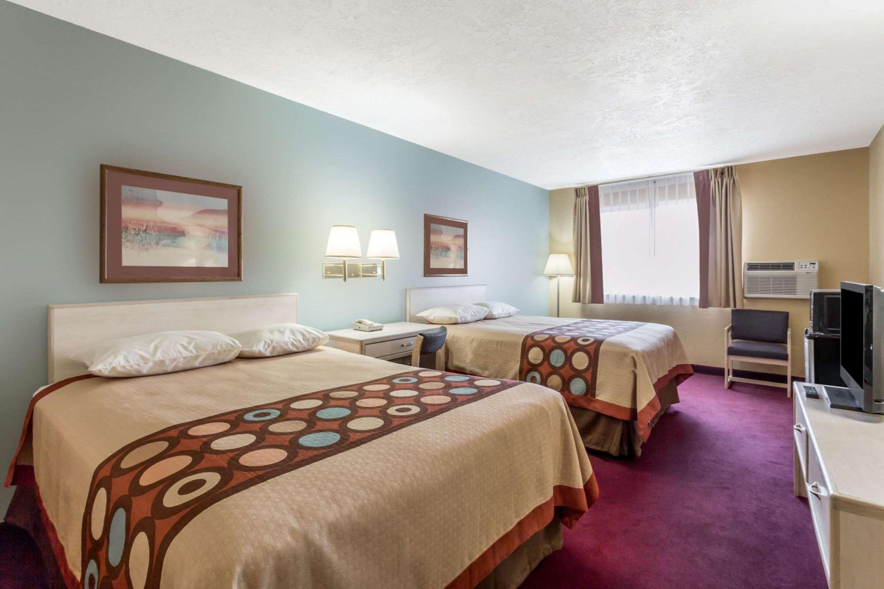 Queen Room with Two Queen Beds - Non-Smoking photo 1