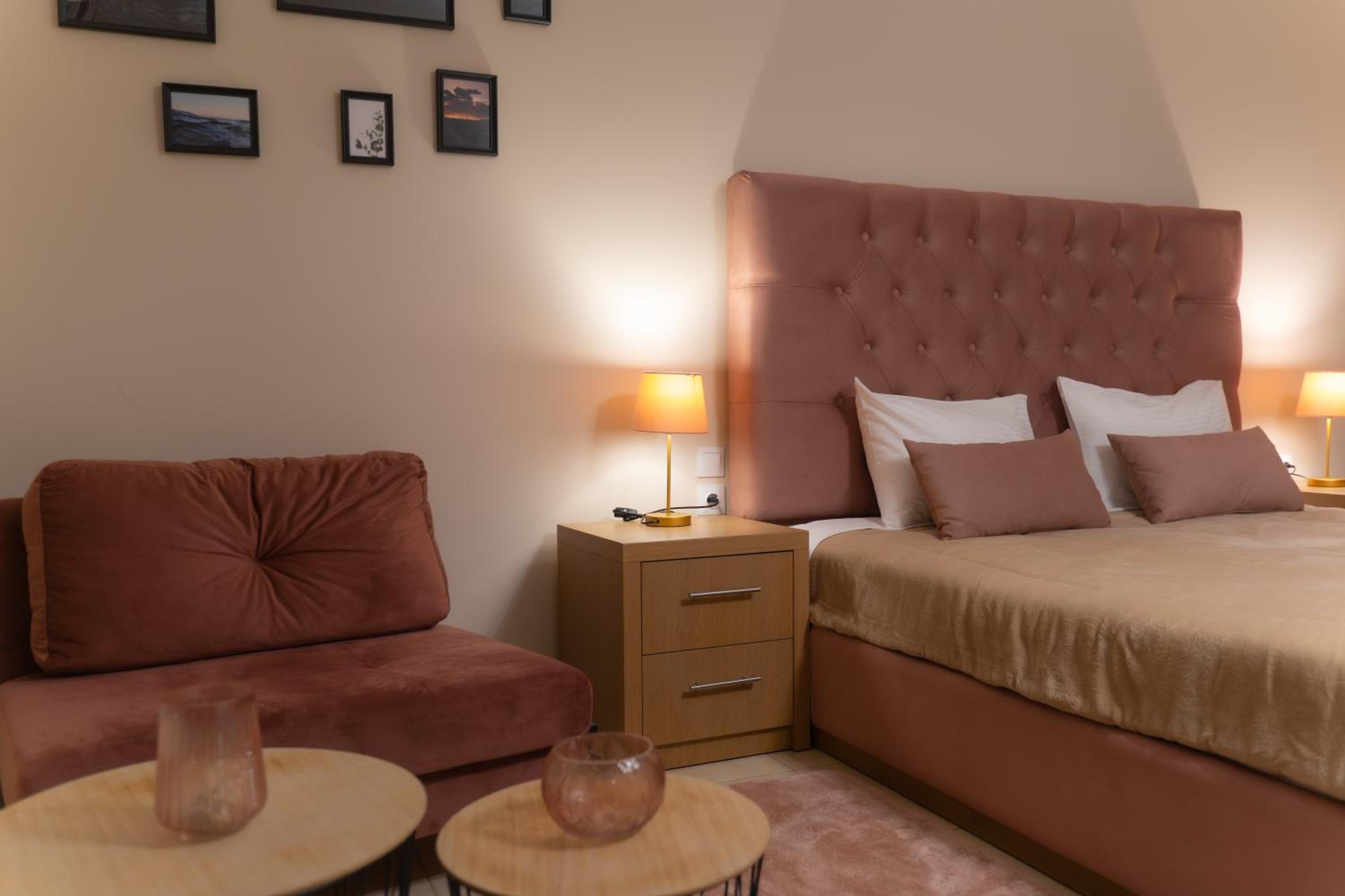 Deluxe Double Room - Photo 9