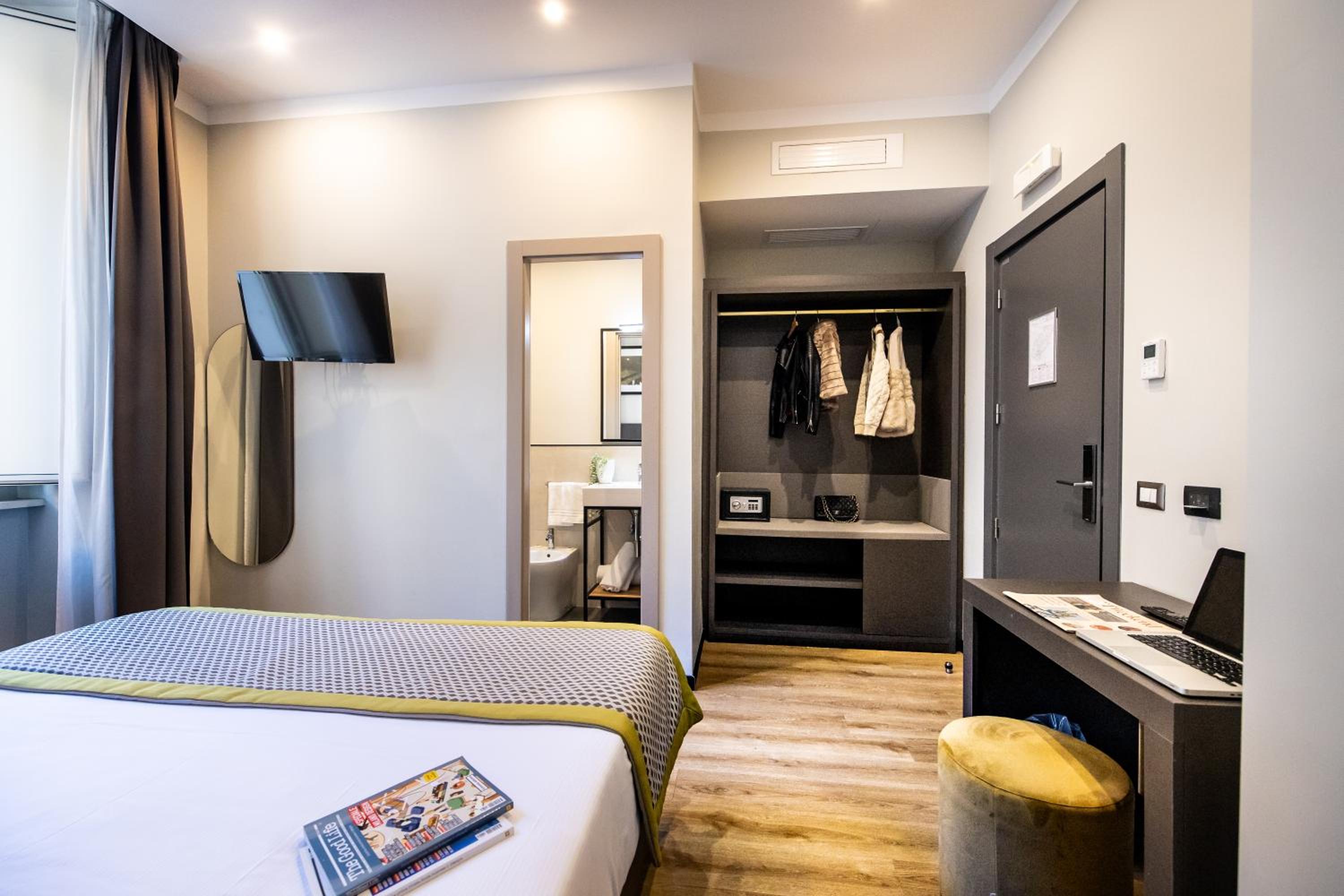 Standard Double or Twin Room thumbnail 6