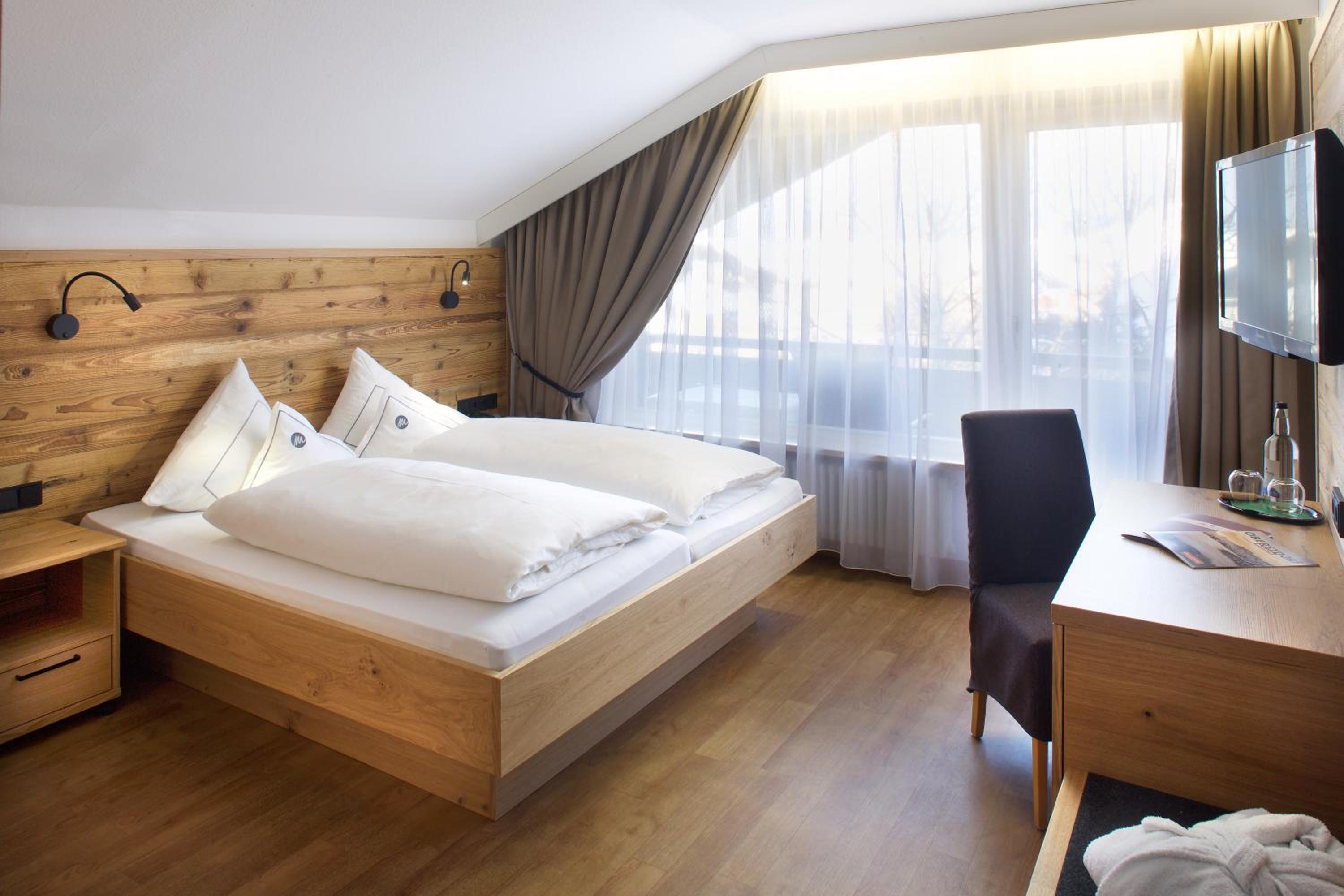 Standard Double Room with Balcony - Photo 3