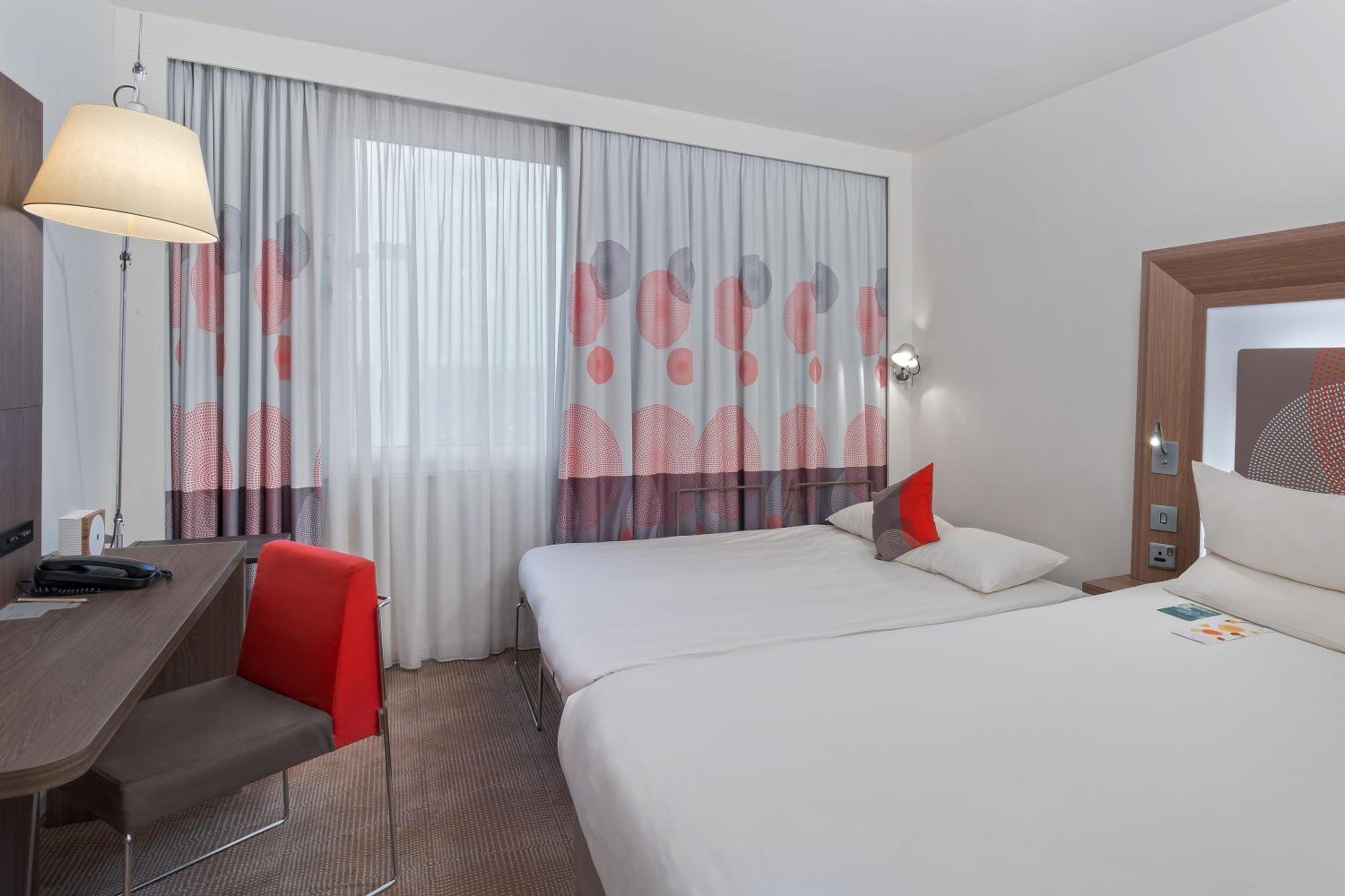 Standard Room with 1 Queen size bed + convertible sofa photo 2
