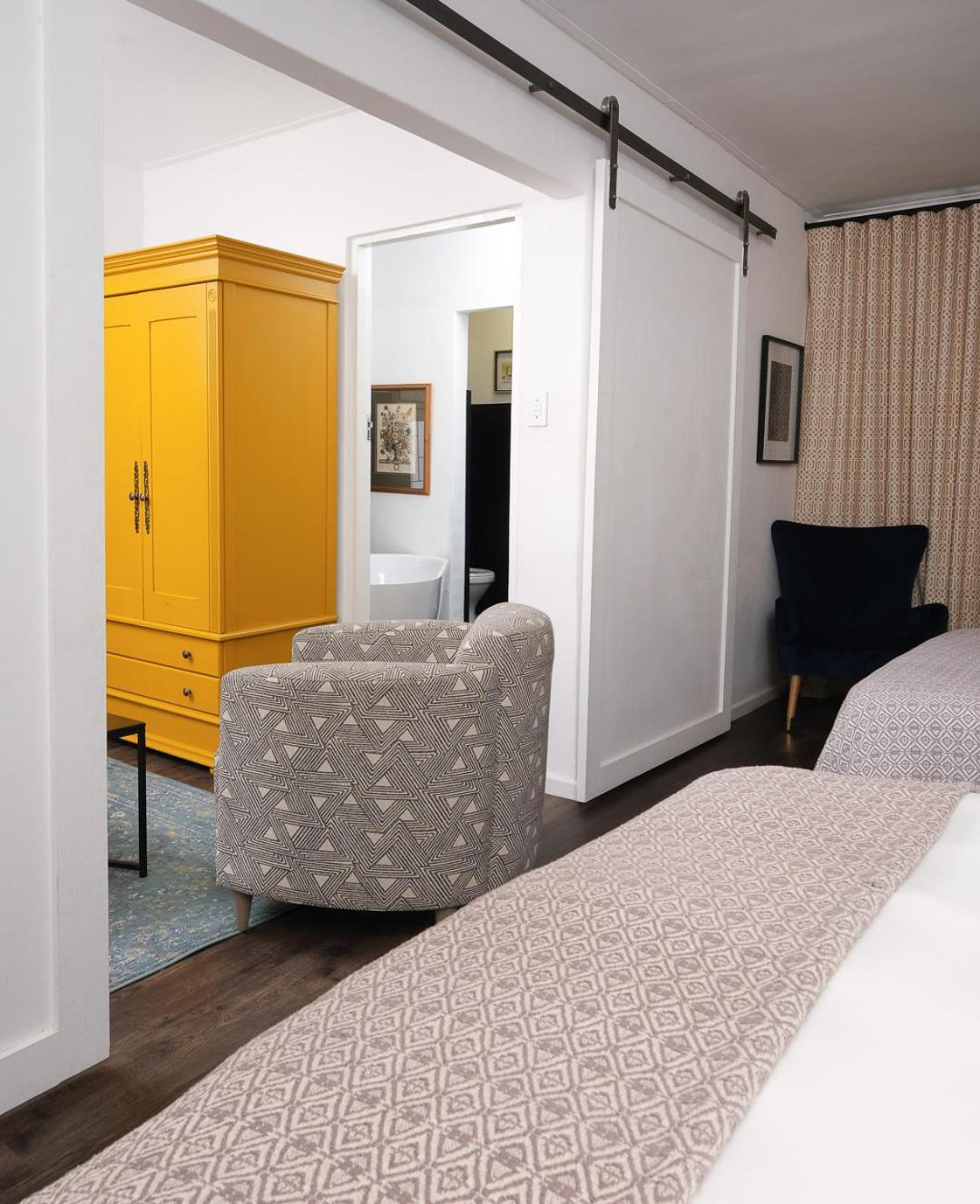 Deluxe Family Suite - Photo 5
