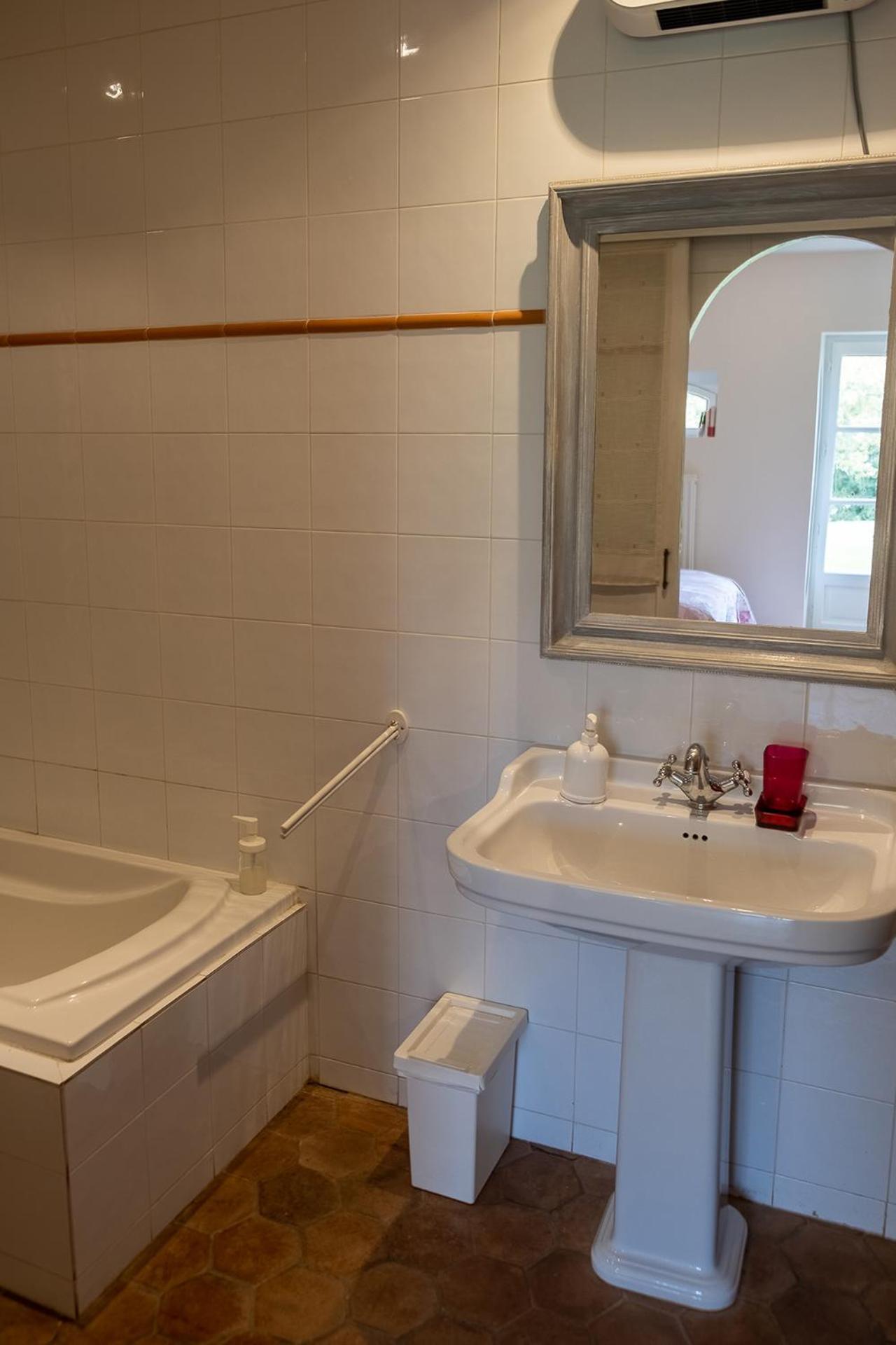 Twin Room With Bath photo 2
