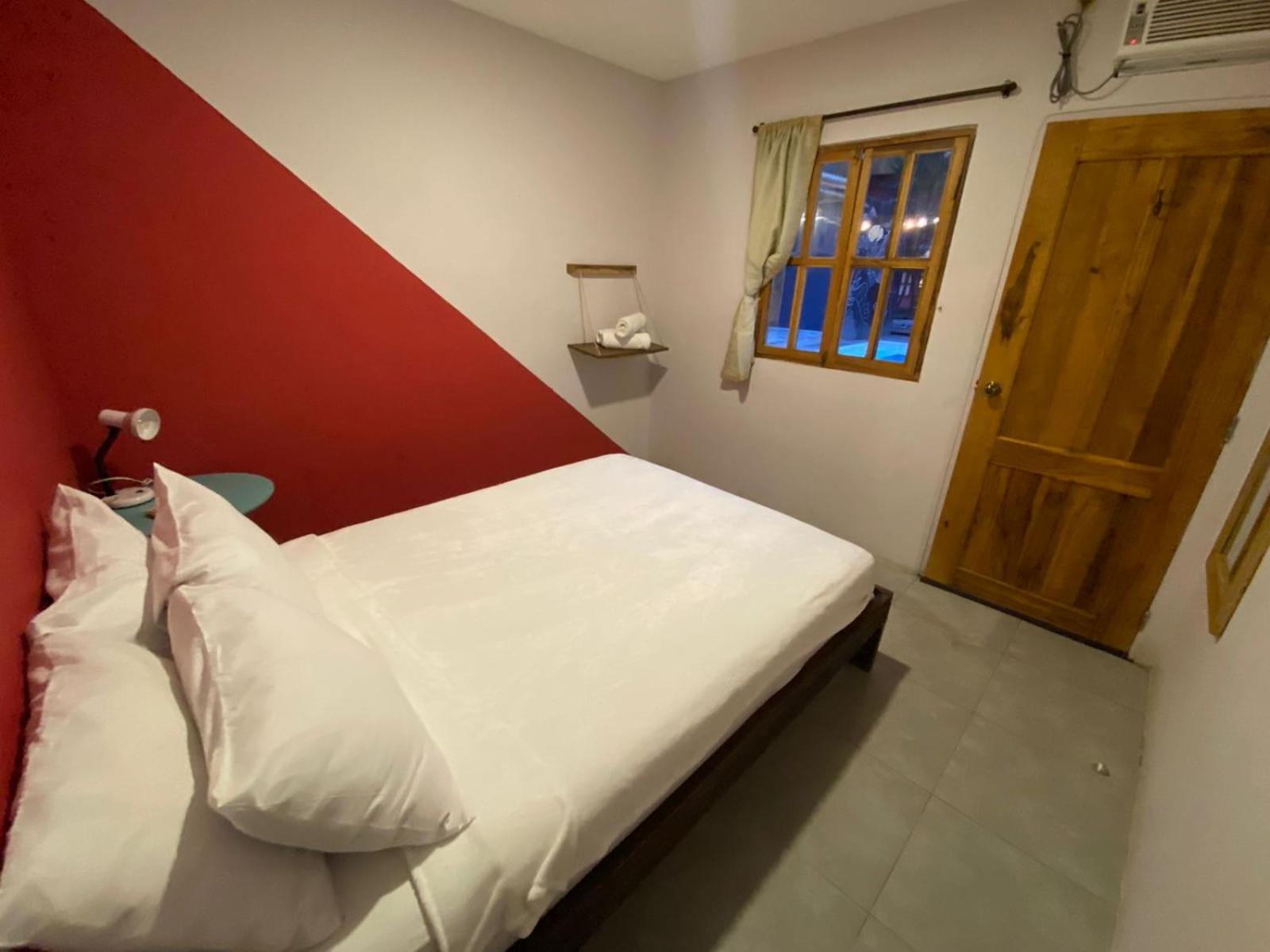 Small Room With Shared Bathroom photo 2