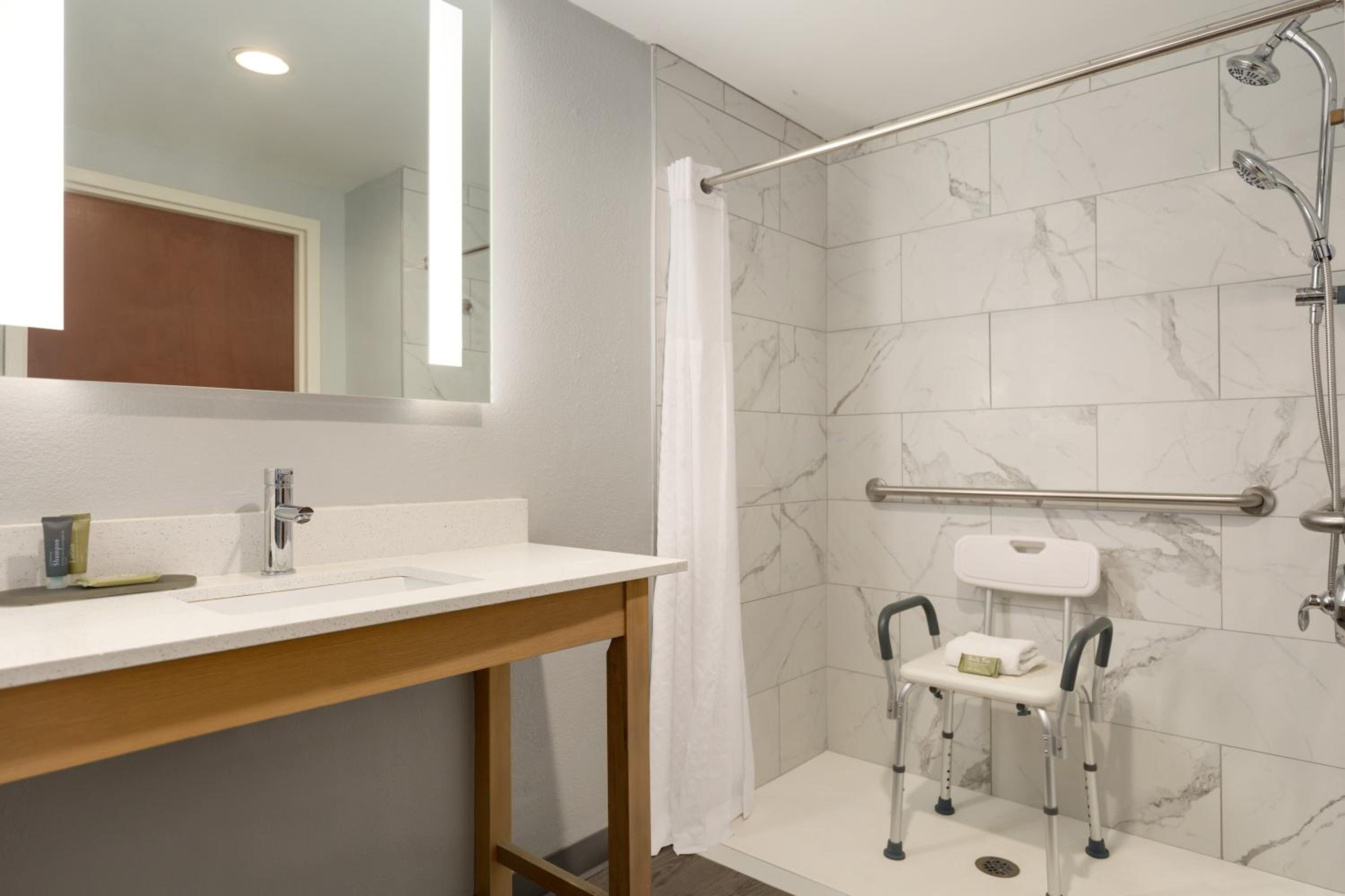 King Room - Mobility Access/Non-Smoking photo 3