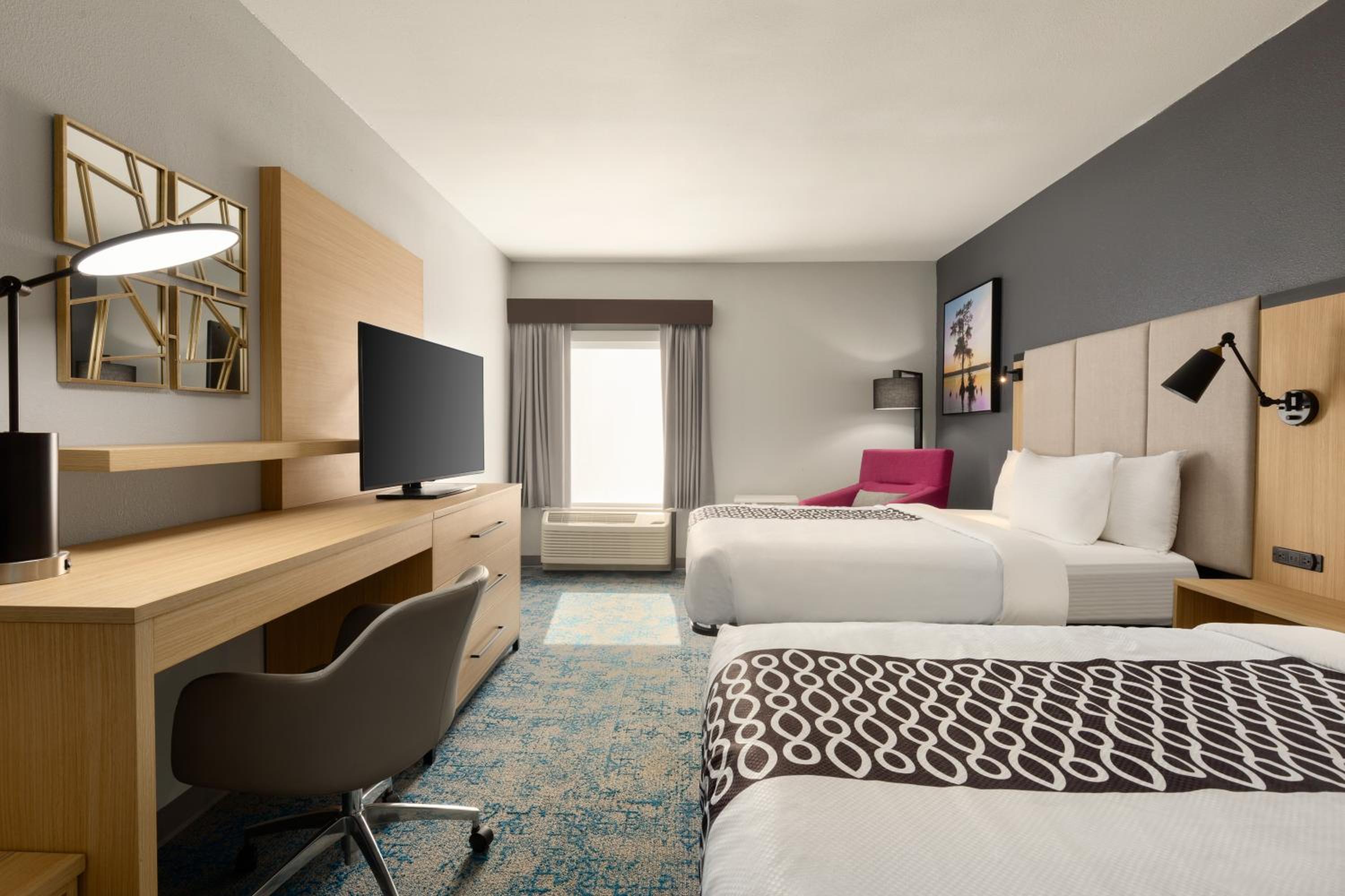 Queen Room with Two Queen Beds - Non-Smoking photo 2