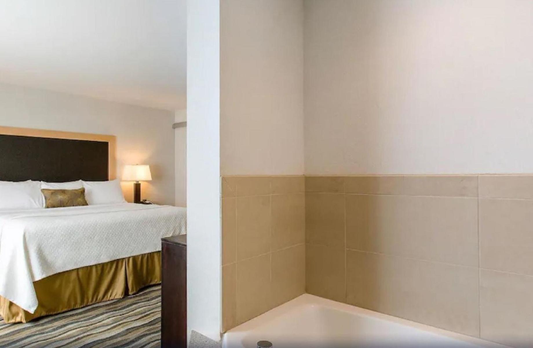 1 King Bed, Superior Hot Tub Suite, Non-Smoking photo 1