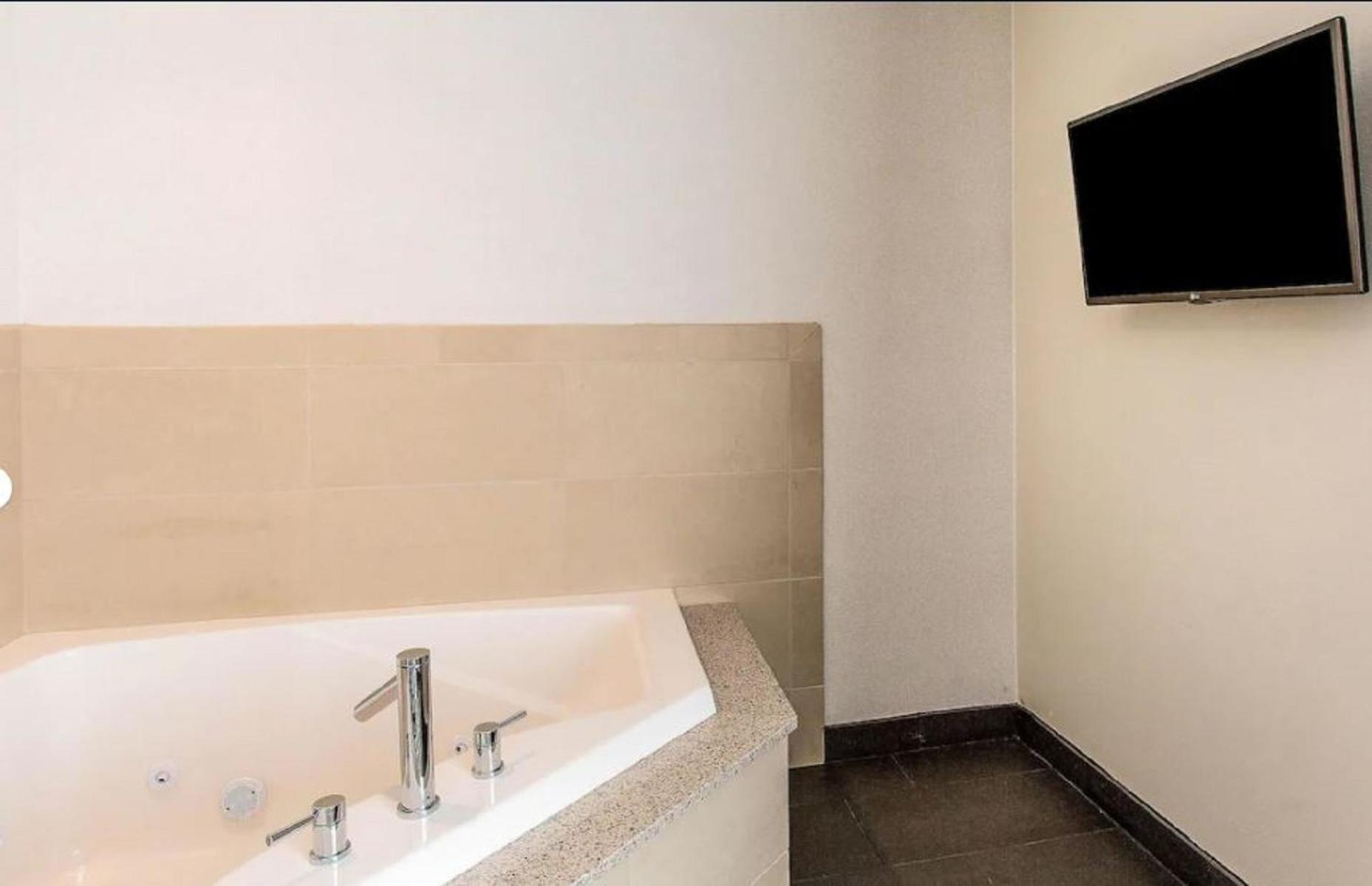 1 King Bed, Superior Hot Tub Suite, Non-Smoking photo 3