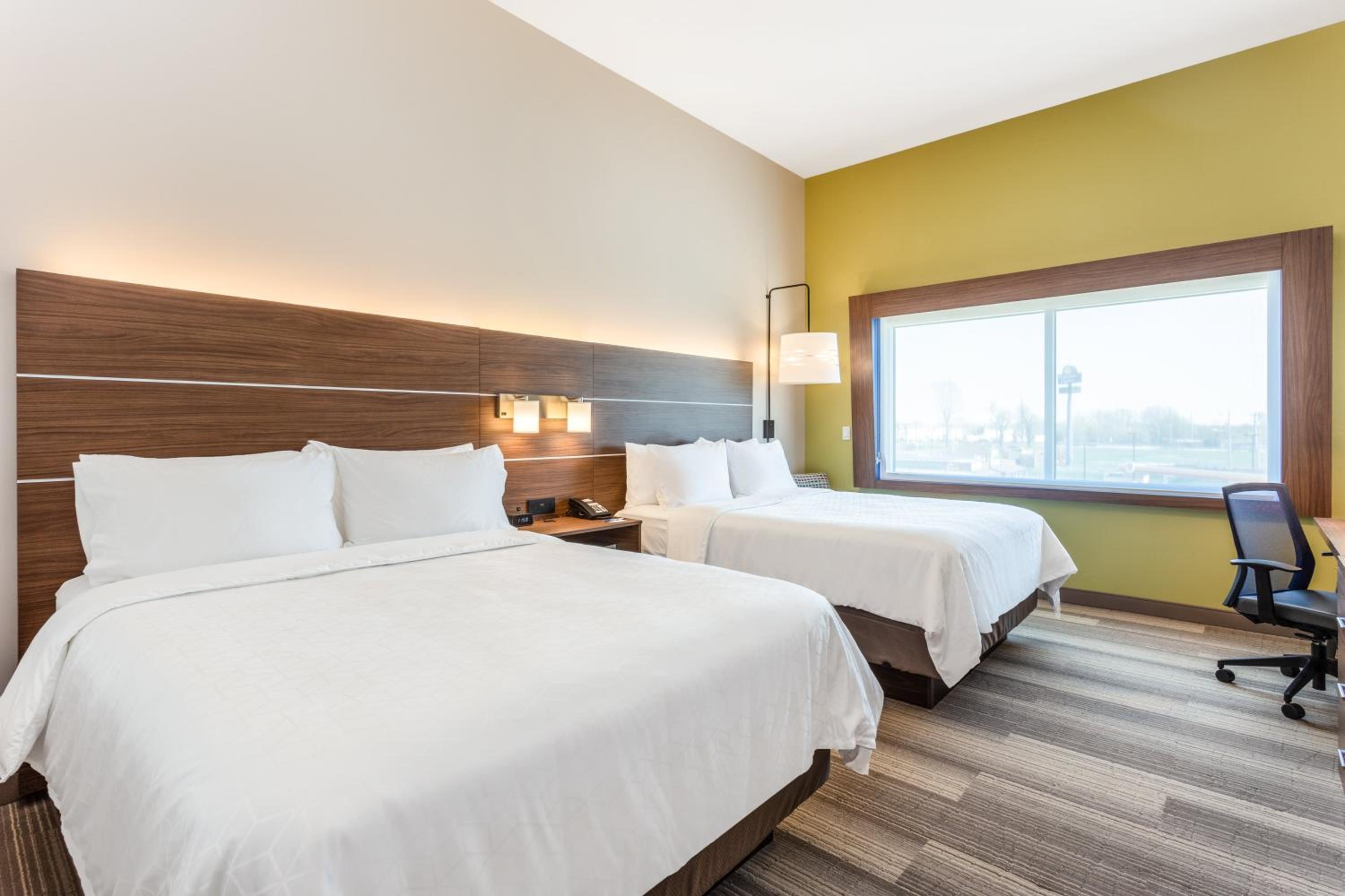 Standard Queen Room with Two Queen Beds - Photo 3