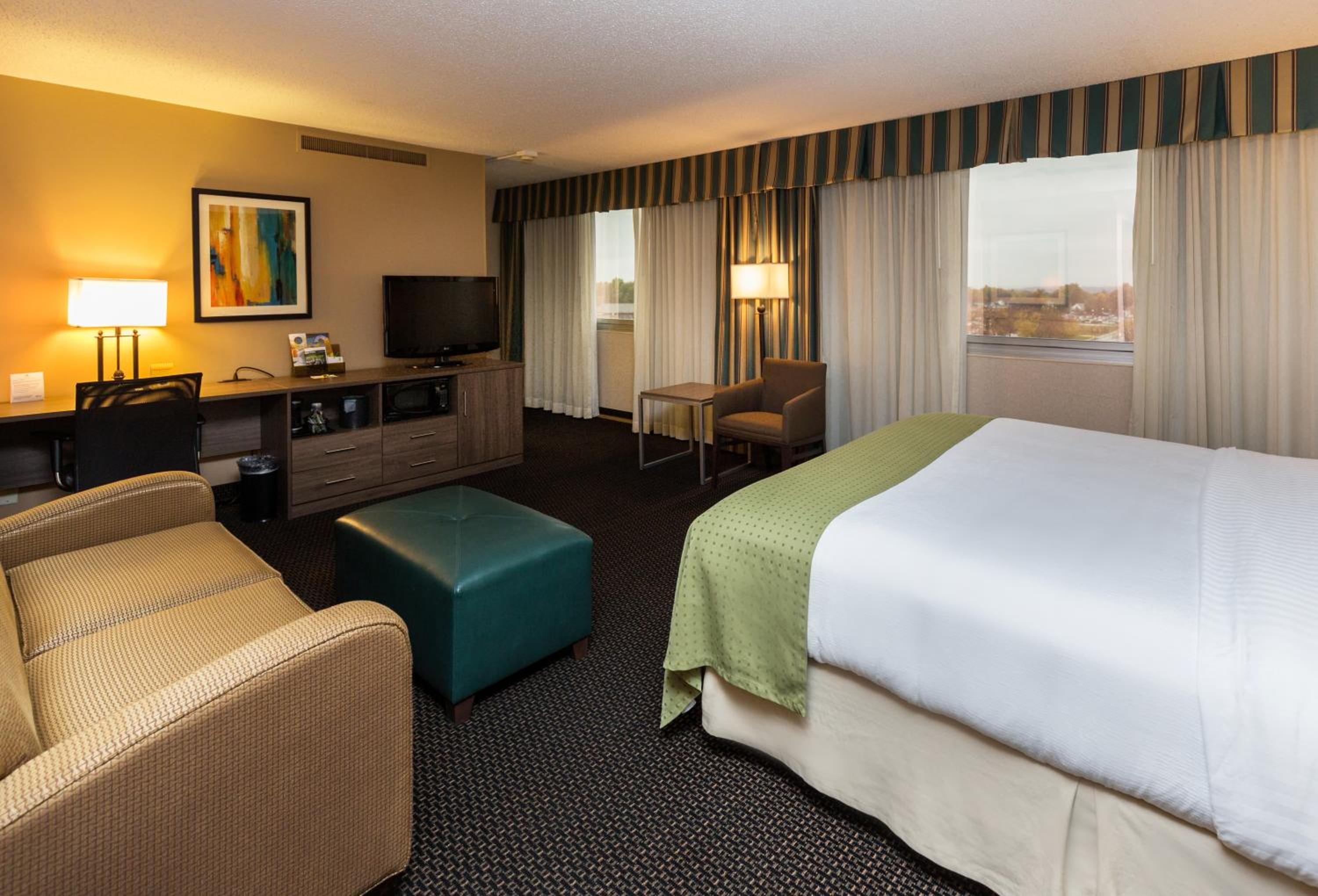 Premium King Room - Photo 5