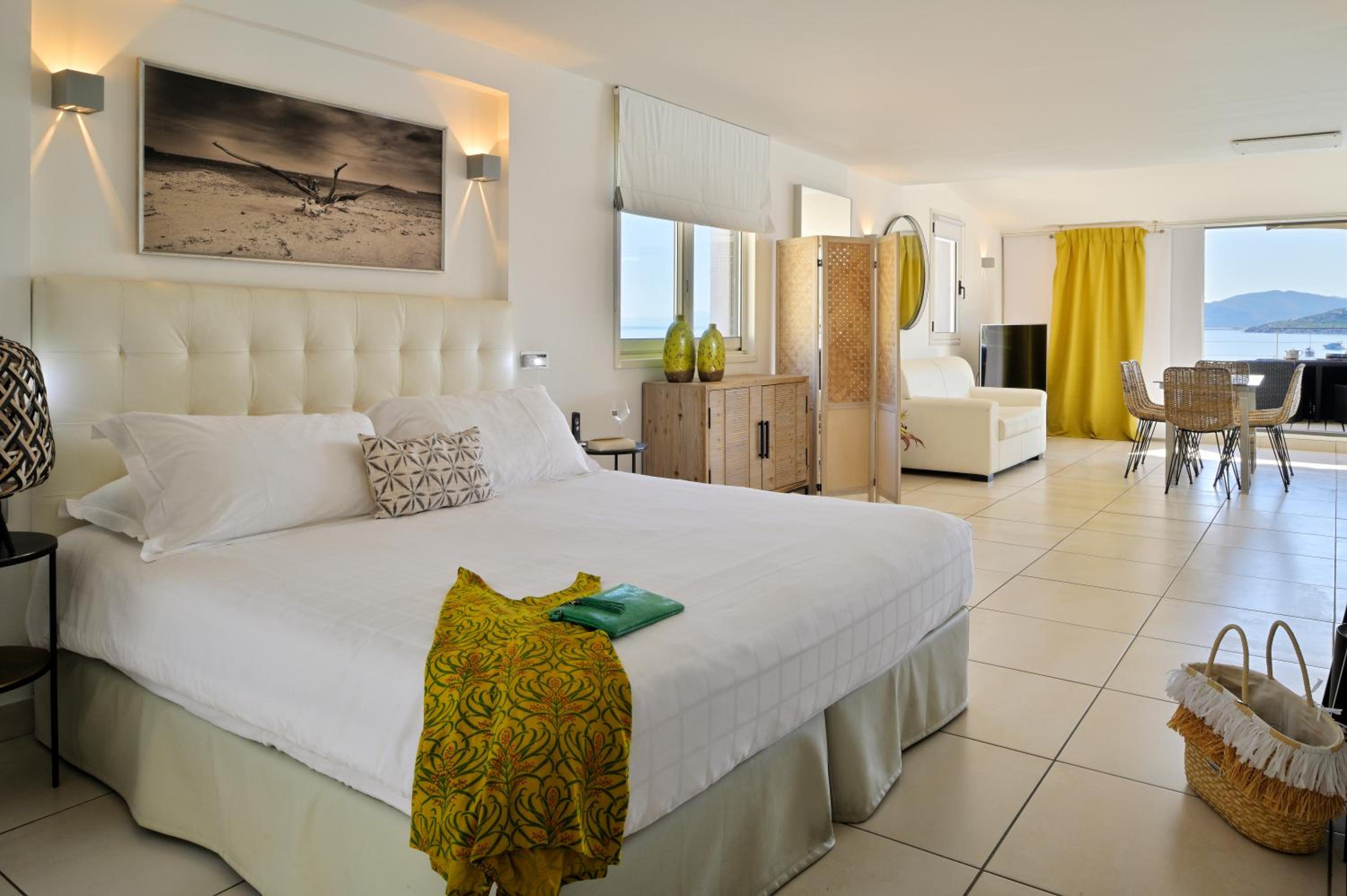 Panoramic sea view suite with jacuzzi - Photo 1