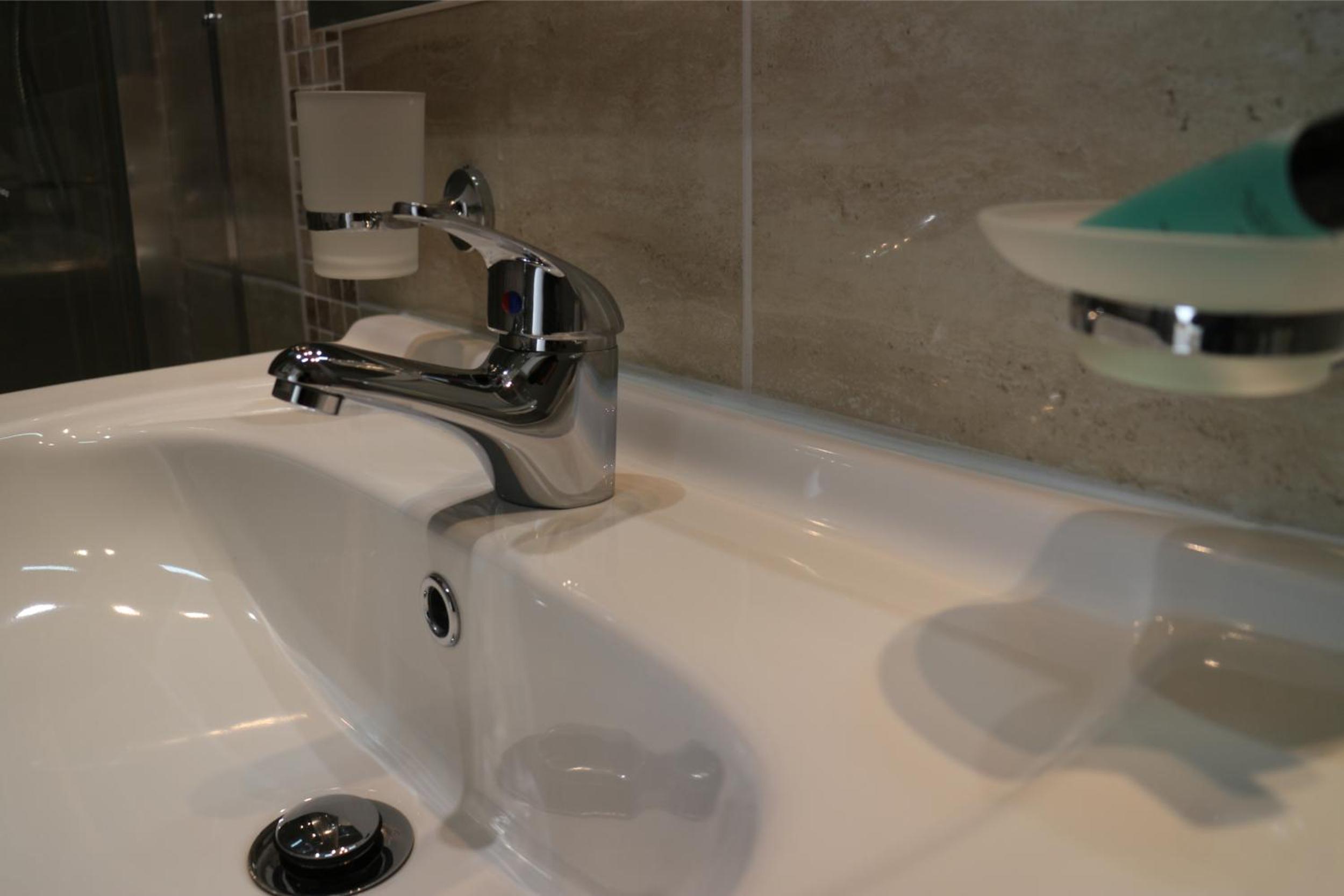 Double Room with Private Bathroom - Photo 18