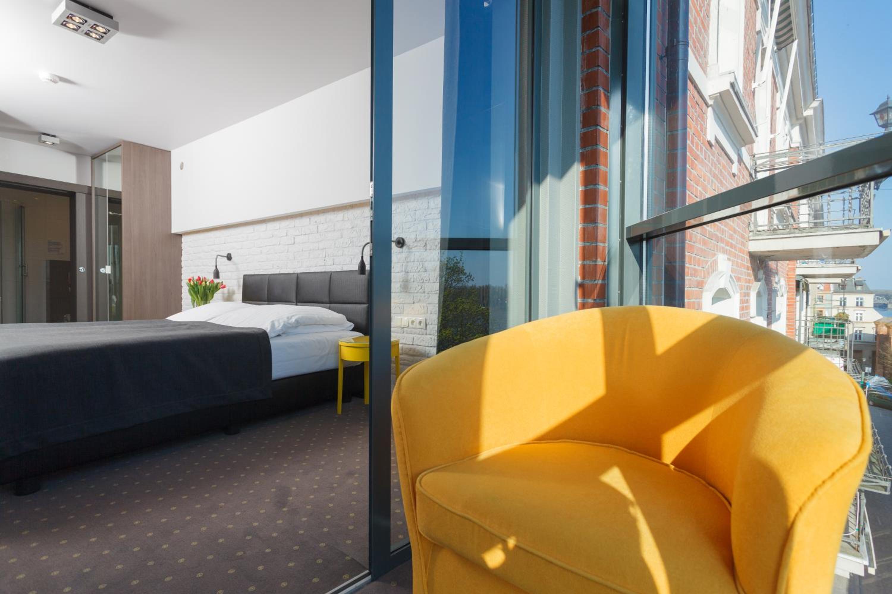 Deluxe Double Room with River View thumbnail 6
