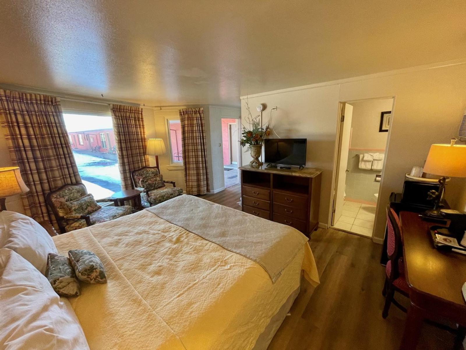Standard King Room - Photo 3