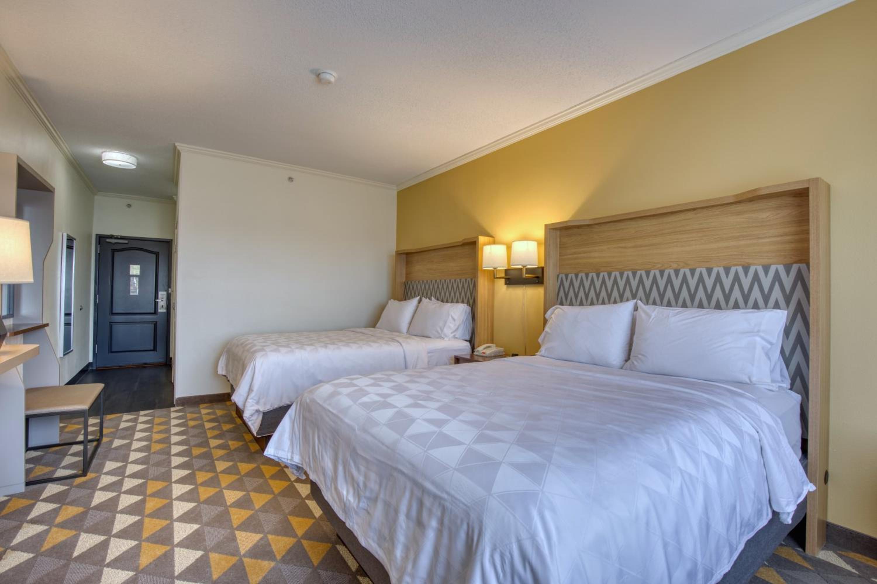 Standard Room with Two Queen Beds - Photo 4