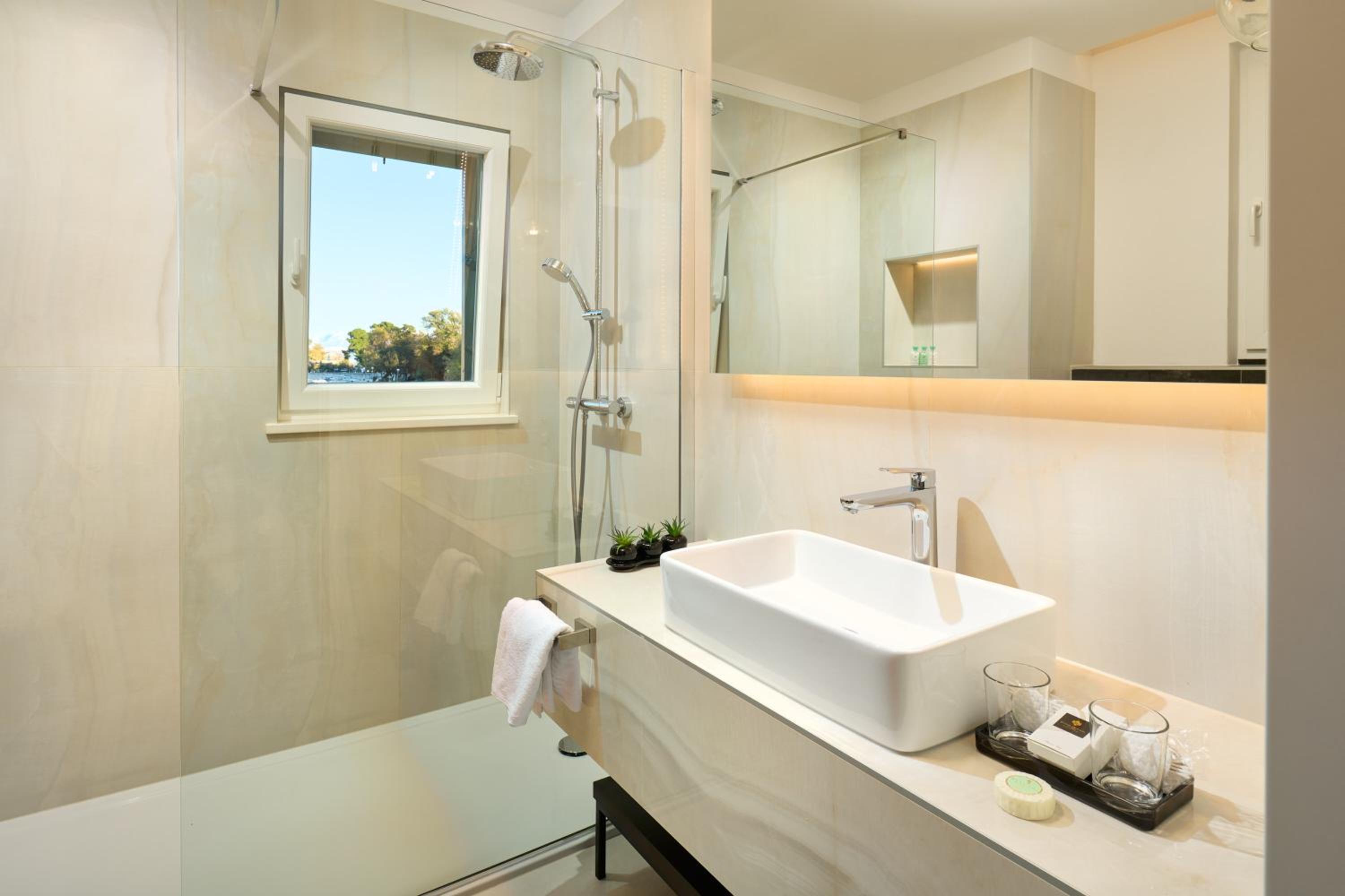 Deluxe King Room - Photo 13